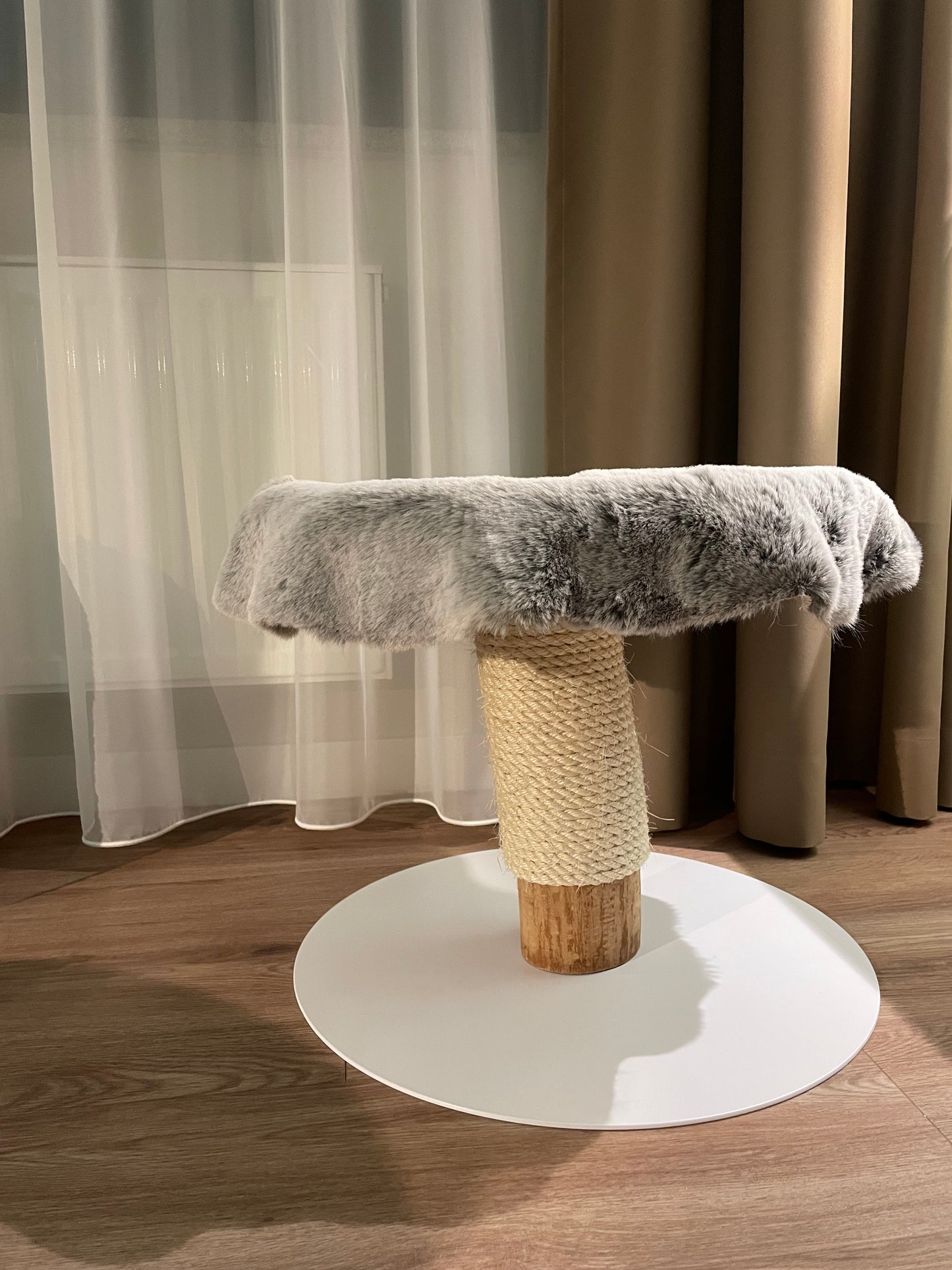 katzbaum manufaktur baden-baden, www.katzbaum-manufaktur.de, Handgefertigter Kratzstamm aus Naturholz – ein einzigartiges Unikat für Ihre Katze, perfekt zum Kratzen und Klettern. Katzbaum Manufaktur Baden-Baden. www.katzbaum-manufaktur.de, Naturkratzbaum, massiv, handarbeit, Unikat, Kratzstamm, Kratzbaum, Naturholz, Katzenhängematte, Katzenhöhle, Liegemulde, Katze, katzbaum manufaktur, www.katzbaum-manufaktur.de