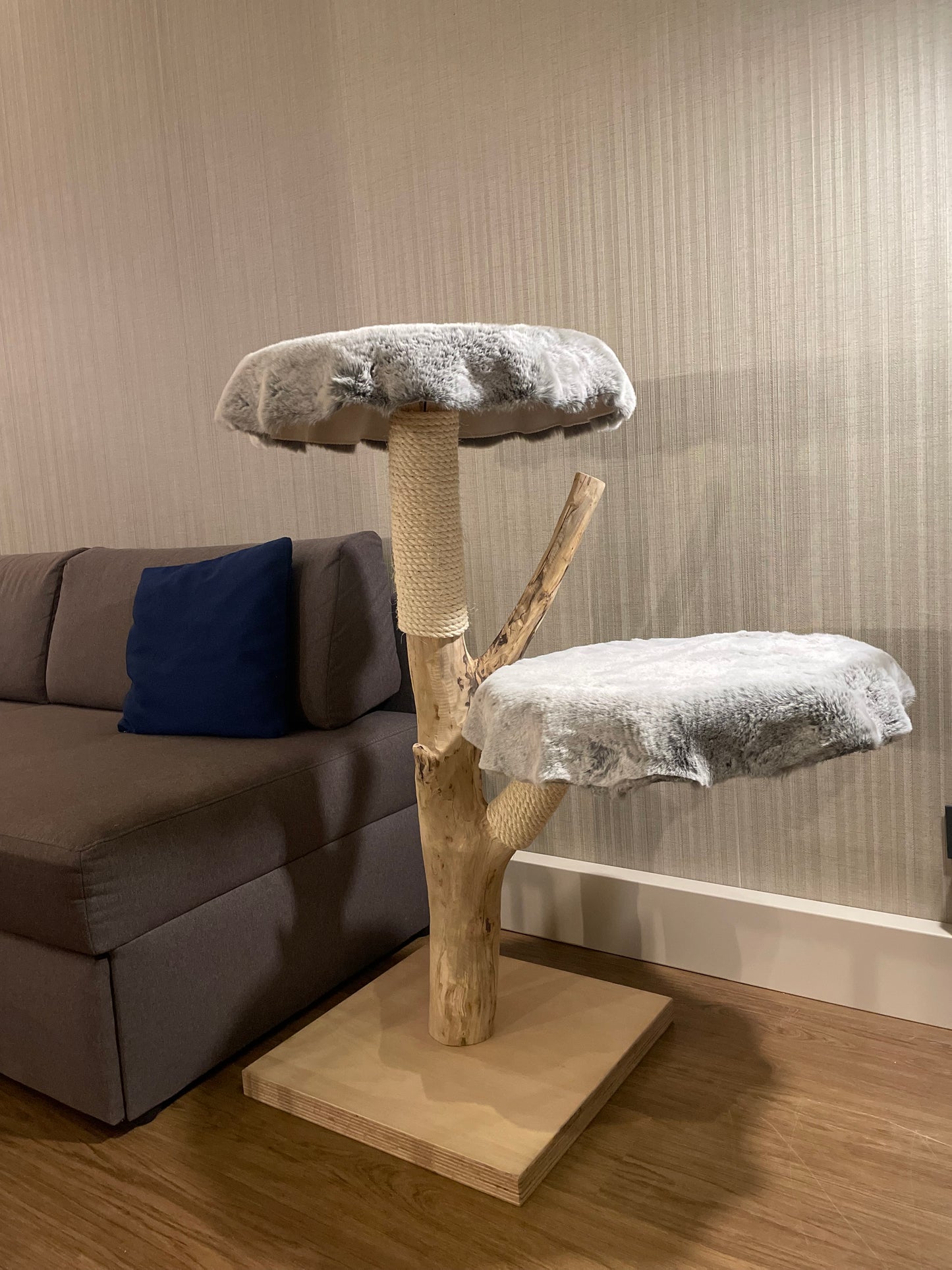 katzbaum manufaktur baden-baden, www.katzbaum-manufaktur.de, Handgefertigter Kratzstamm aus Naturholz – ein einzigartiges Unikat für Ihre Katze, perfekt zum Kratzen und Klettern. Katzbaum Manufaktur Baden-Baden. www.katzbaum-manufaktur.de, Naturkratzbaum, massiv, handarbeit, Unikat, Kratzstamm, Kratzbaum, Naturholz, Katzenhängematte, Katzenhöhle, Liegemulde, Katze, katzbaum manufaktur, www.katzbaum-manufaktur.de