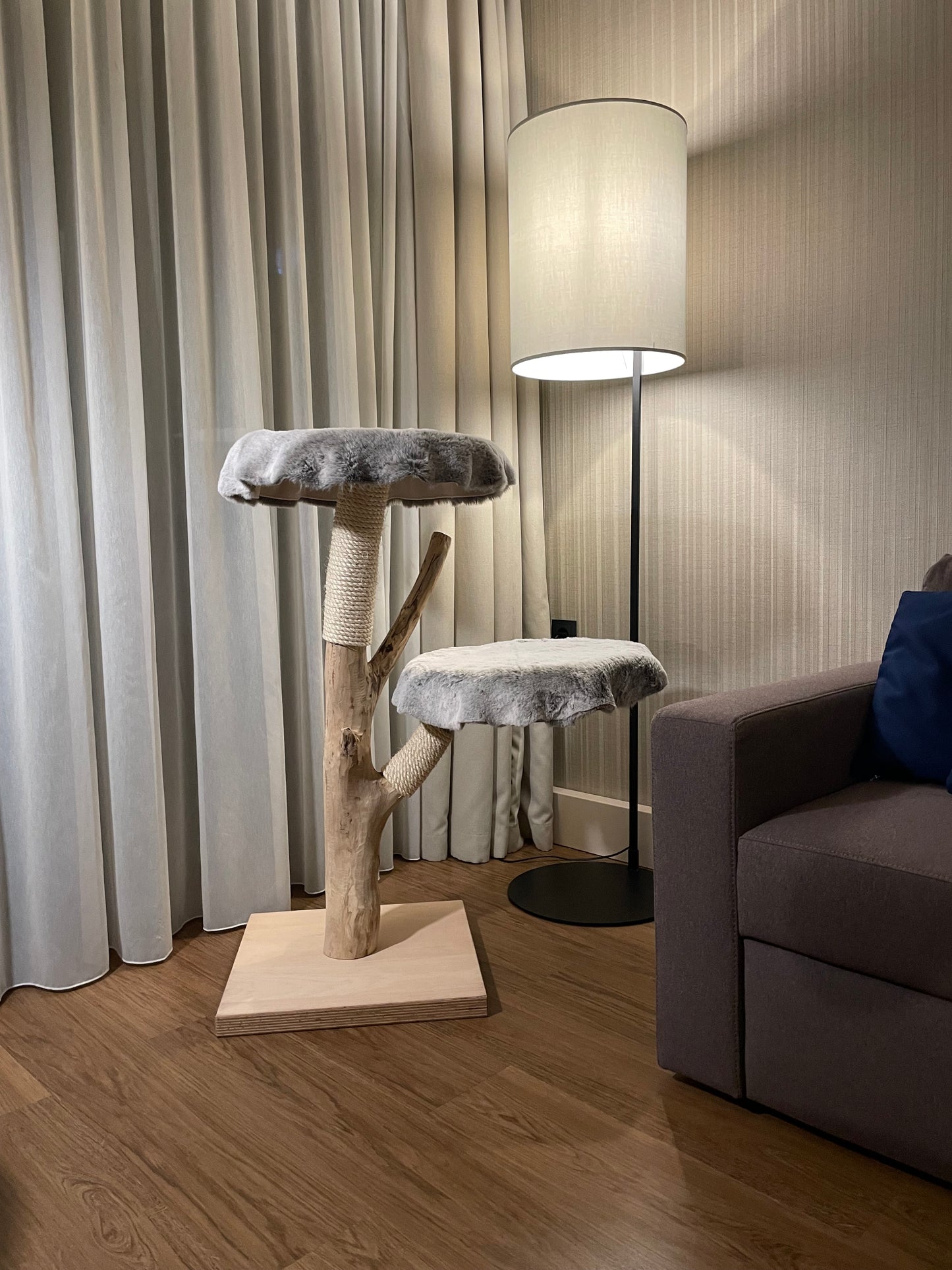 katzbaum manufaktur baden-baden, www.katzbaum-manufaktur.de, Handgefertigter Kratzstamm aus Naturholz – ein einzigartiges Unikat für Ihre Katze, perfekt zum Kratzen und Klettern. Katzbaum Manufaktur Baden-Baden. www.katzbaum-manufaktur.de, Naturkratzbaum, massiv, handarbeit, Unikat, Kratzstamm, Kratzbaum, Naturholz, Katzenhängematte, Katzenhöhle, Liegemulde, Katze, katzbaum manufaktur, www.katzbaum-manufaktur.de