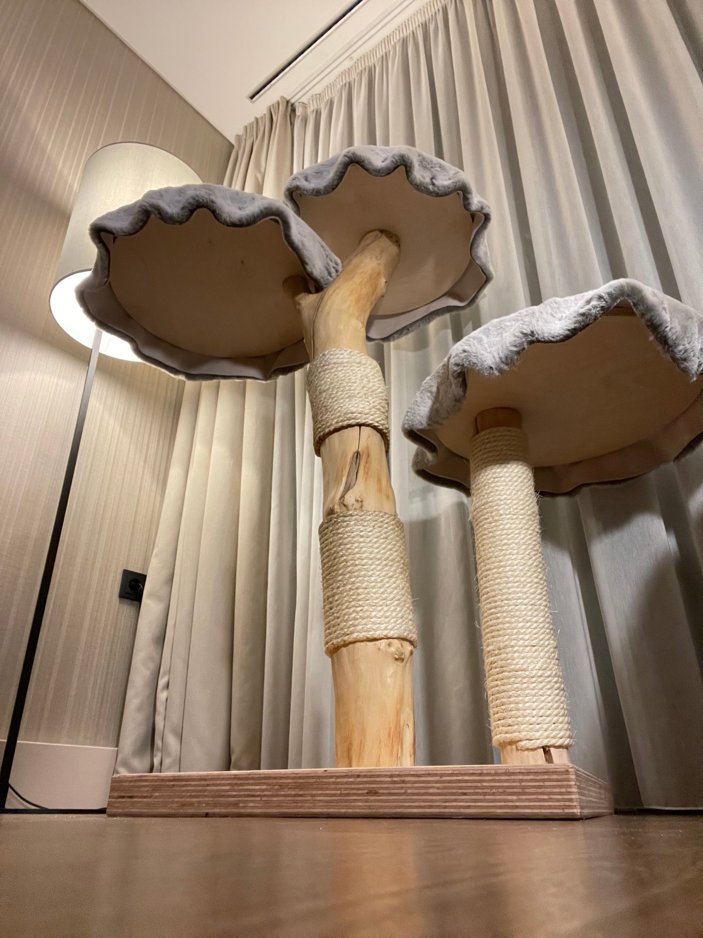 katzbaum manufaktur baden-baden, www.katzbaum-manufaktur.de, Handgefertigter Kratzstamm aus Naturholz – ein einzigartiges Unikat für Ihre Katze, perfekt zum Kratzen und Klettern. Katzbaum Manufaktur Baden-Baden. www.katzbaum-manufaktur.de, Naturkratzbaum, massiv, handarbeit, Unikat, Kratzstamm, Kratzbaum, Naturholz, Katzenhängematte, Katzenhöhle, Liegemulde, Katze, katzbaum manufaktur, www.katzbaum-manufaktur.de