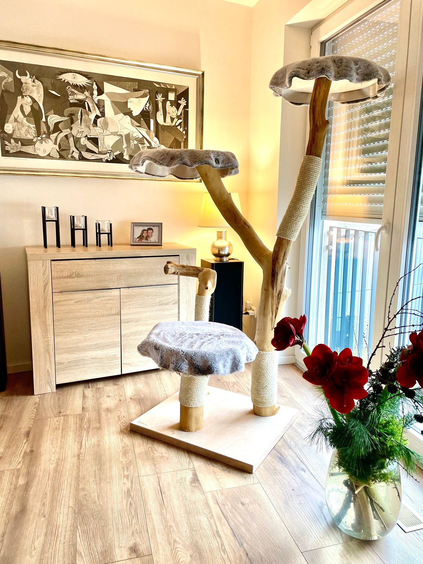 katzbaum manufaktur baden-baden, www.katzbaum-manufaktur.de, Handgefertigter Kratzstamm aus Naturholz – ein einzigartiges Unikat für Ihre Katze, perfekt zum Kratzen und Klettern. Katzbaum Manufaktur Baden-Baden. www.katzbaum-manufaktur.de, Naturkratzbaum, massiv, handarbeit, Unikat, Kratzstamm, Kratzbaum, Naturholz, Katzenhängematte, Katzenhöhle, Liegemulde, Katze, katzbaum manufaktur, www.katzbaum-manufaktur.de