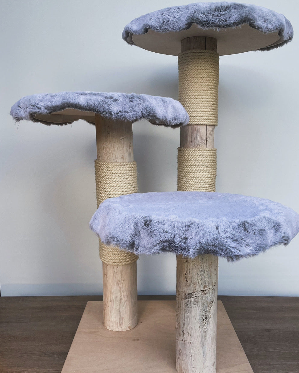 katzbaum manufaktur baden-baden, www.katzbaum-manufaktur.de, Handgefertigter Kratzstamm aus Naturholz – ein einzigartiges Unikat für Ihre Katze, perfekt zum Kratzen und Klettern. Katzbaum Manufaktur Baden-Baden. www.katzbaum-manufaktur.de, Naturkratzbaum, massiv, handarbeit, Unikat, Kratzstamm, Kratzbaum, Naturholz, Katzenhängematte, Katzenhöhle, Liegemulde, Katze, katzbaum manufaktur, www.katzbaum-manufaktur.de