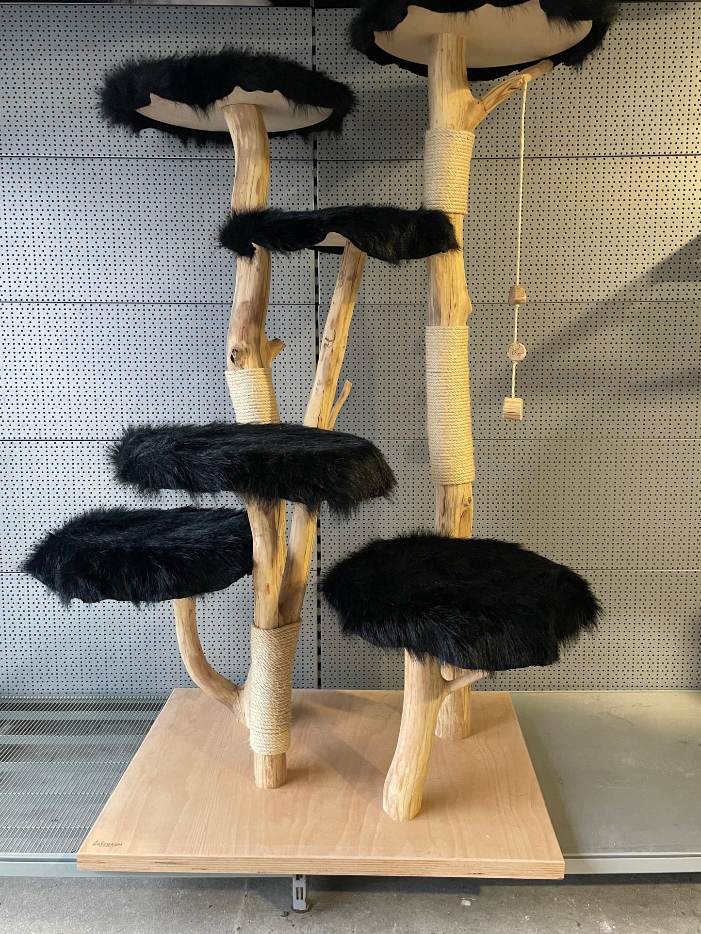 Katzbaum Manufaktur Baden-Baden. www.katzbaum-manufaktur.de, Naturkratzbaum, massiv, handarbeit, Unikat, Kratzbaum Naturholz