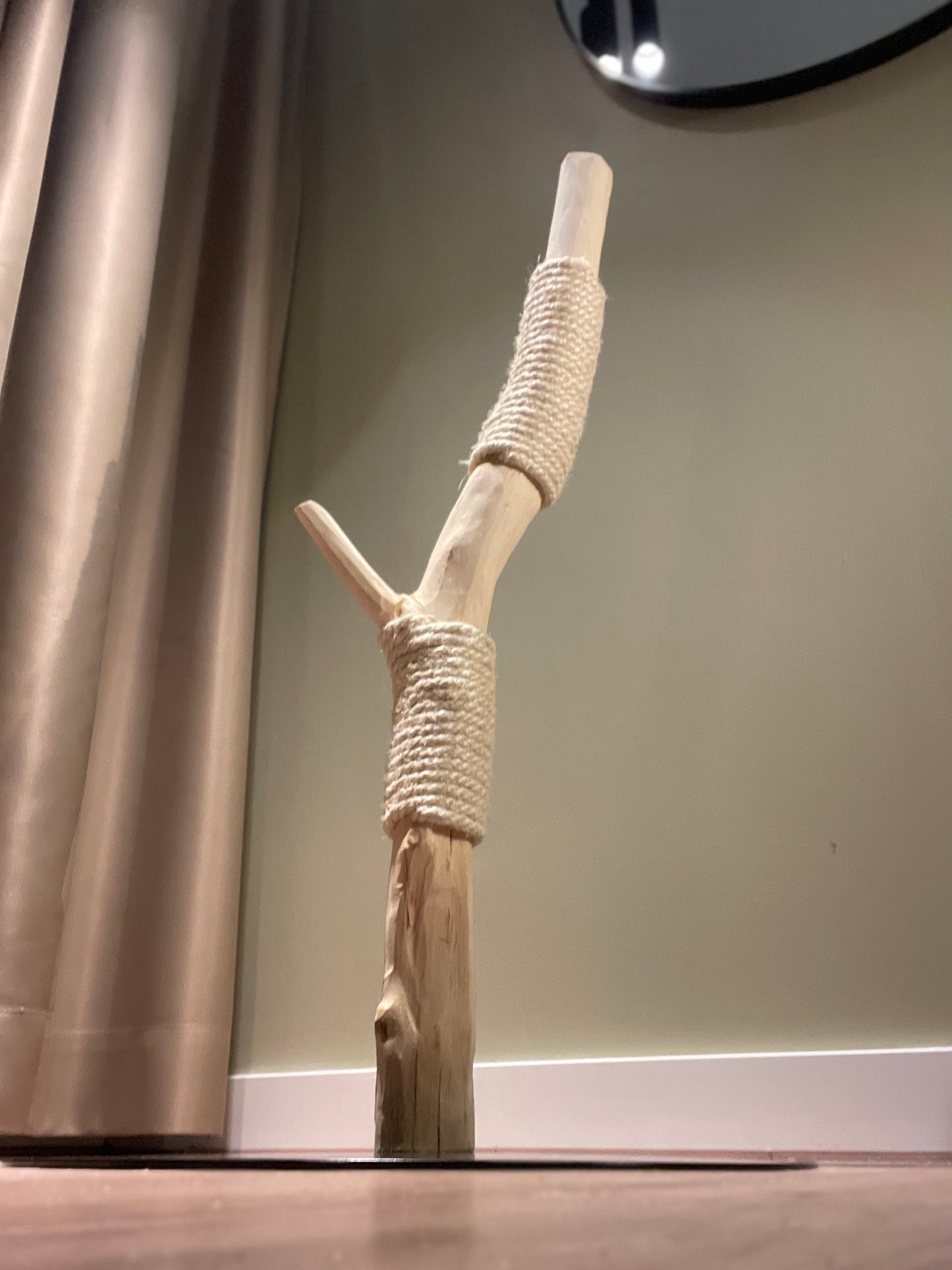 katzbaum manufaktur baden-baden, www.katzbaum-manufaktur.de, Handgefertigter Kratzstamm aus Naturholz – ein einzigartiges Unikat für Ihre Katze, perfekt zum Kratzen und Klettern. Katzbaum Manufaktur Baden-Baden. www.katzbaum-manufaktur.de, Naturkratzbaum, massiv, handarbeit, Unikat, Kratzstamm, Kratzbaum, Naturholz, Katzenhängematte, Katzenhöhle, Liegemulde, Katze, katzbaum manufaktur, www.katzbaum-manufaktur.de