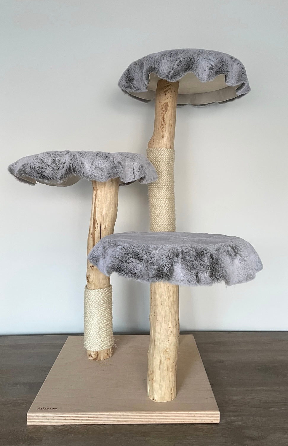 katzbaum manufaktur, www.katzbaum-manufaktur.de, Handgefertigter Kratzstamm aus Naturholz – ein einzigartiges Unikat für Ihre Katze, perfekt zum Kratzen und Klettern. Katzbaum Manufaktur Baden-Baden. www.katzbaum-manufaktur.de, Naturkratzbaum, massiv, handarbeit, Unikat, Kratzstamm, Kratzbaum, Naturholz, Katzenhängematte, Katzenhöhle, Liegemulde, Katze, katzbaum manufaktur, www.katzbaum-manufaktur.de