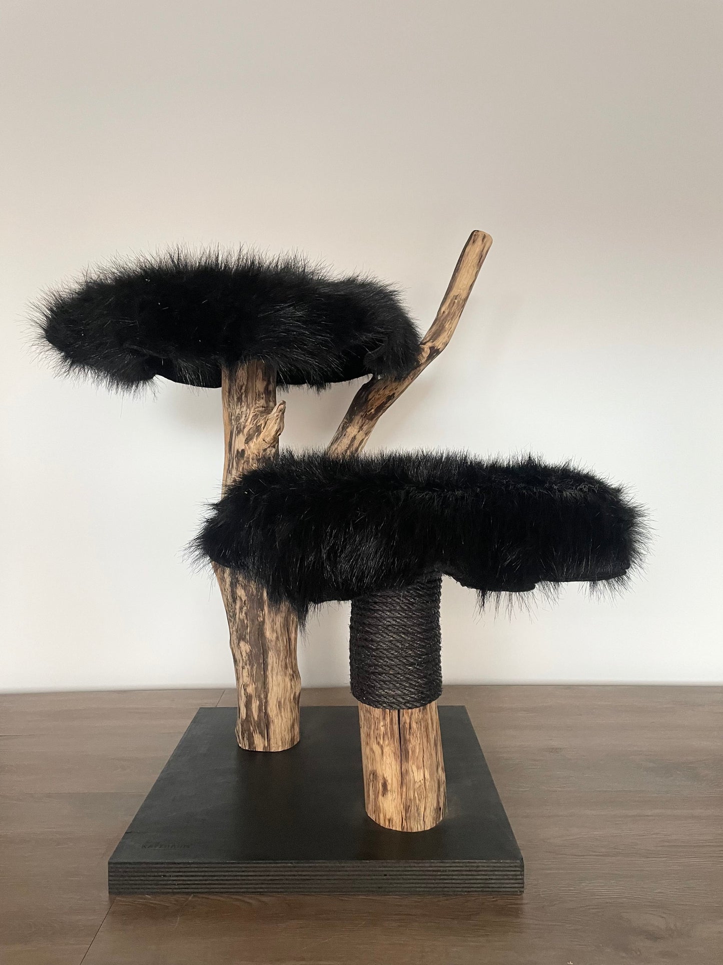 katzbaum manufaktur, www.katzbaum-manufaktur.de, Handgefertigter Kratzstamm aus Naturholz – ein einzigartiges Unikat für Ihre Katze, perfekt zum Kratzen und Klettern. Katzbaum Manufaktur Baden-Baden. www.katzbaum-manufaktur.de, Naturkratzbaum, massiv, handarbeit, Unikat, Kratzstamm, Kratzbaum, Naturholz, Katzenhängematte, Katzenhöhle, Liegemulde, Katze, katzbaum manufaktur, www.katzbaum-manufaktur.de