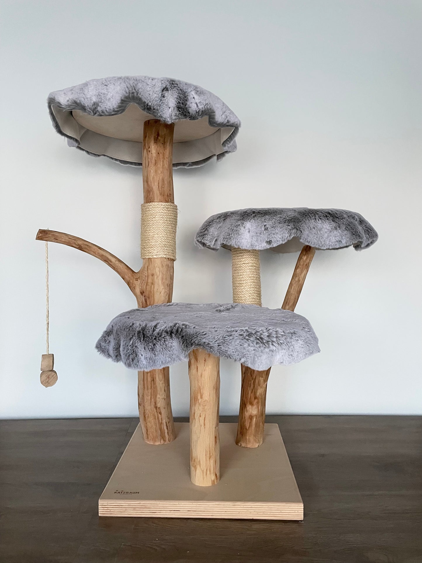 katzbaum manufaktur, www.katzbaum-manufaktur.de, Handgefertigter Kratzstamm aus Naturholz – ein einzigartiges Unikat für Ihre Katze, perfekt zum Kratzen und Klettern. Katzbaum Manufaktur Baden-Baden. www.katzbaum-manufaktur.de, Naturkratzbaum, massiv, handarbeit, Unikat, Kratzstamm, Kratzbaum, Naturholz, Katzenhängematte, Katzenhöhle, Liegemulde, Katze, katzbaum manufaktur, www.katzbaum-manufaktur.de