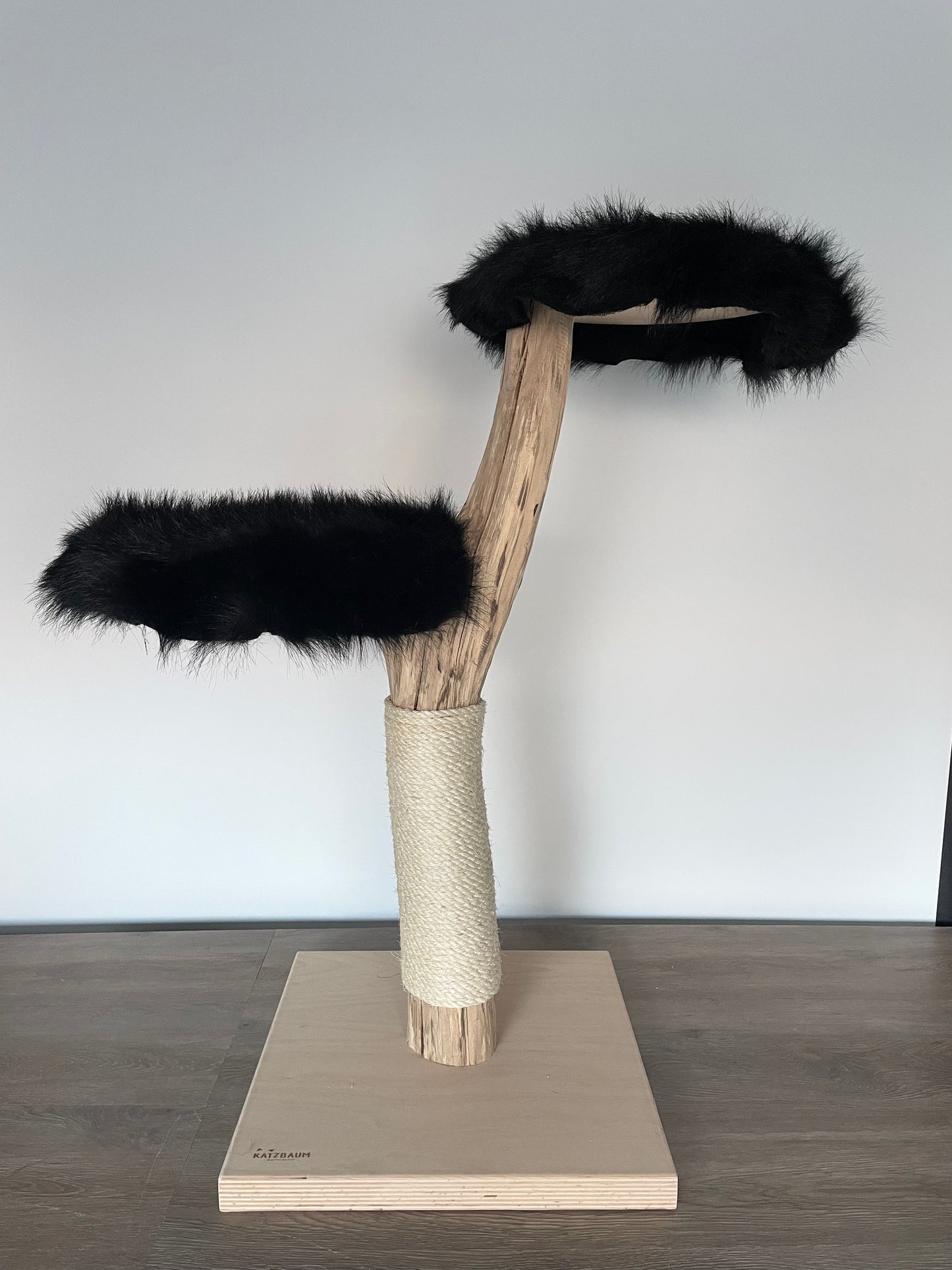 katzbaum manufaktur, www.katzbaum-manufaktur.de, Handgefertigter Kratzstamm aus Naturholz – ein einzigartiges Unikat für Ihre Katze, perfekt zum Kratzen und Klettern. Katzbaum Manufaktur Baden-Baden. www.katzbaum-manufaktur.de, Naturkratzbaum, massiv, handarbeit, Unikat, Kratzstamm, Kratzbaum, Naturholz, Katzenhängematte, Katzenhöhle, Liegemulde, Katze, katzbaum manufaktur, www.katzbaum-manufaktur.de