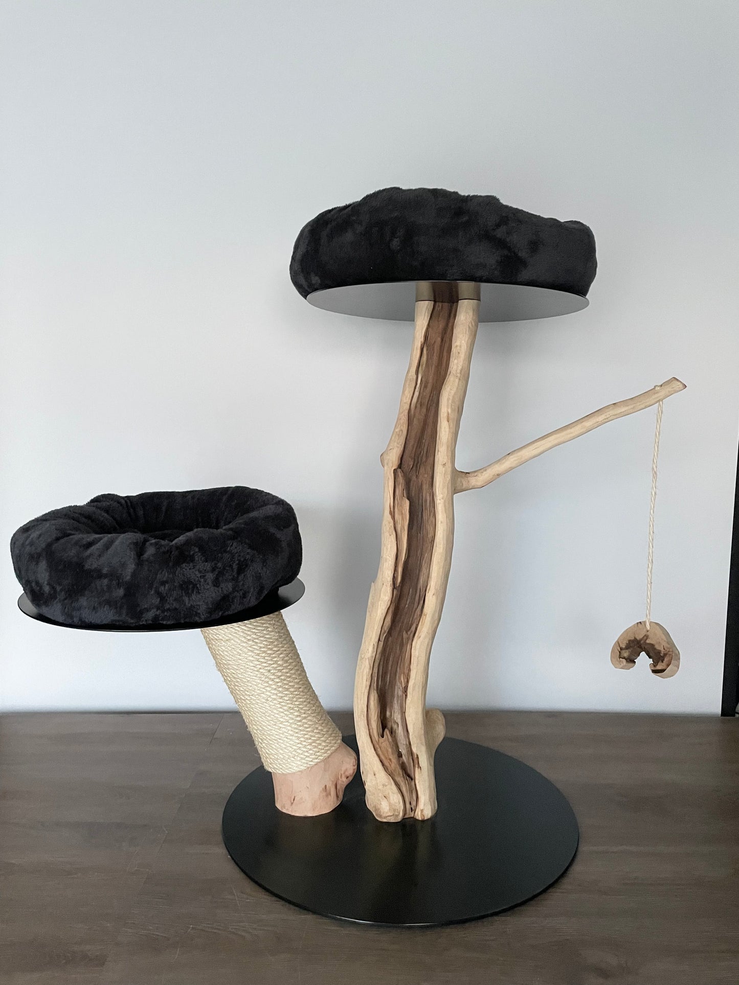 katzbaum manufaktur, www.katzbaum-manufaktur.de, Handgefertigter Kratzstamm aus Naturholz – ein einzigartiges Unikat für Ihre Katze, perfekt zum Kratzen und Klettern. Katzbaum Manufaktur Baden-Baden. www.katzbaum-manufaktur.de, Naturkratzbaum, massiv, handarbeit, Unikat, Kratzstamm, Kratzbaum, Naturholz, Katzenhängematte, Katzenhöhle, Liegemulde, Katze, katzbaum manufaktur, www.katzbaum-manufaktur.de