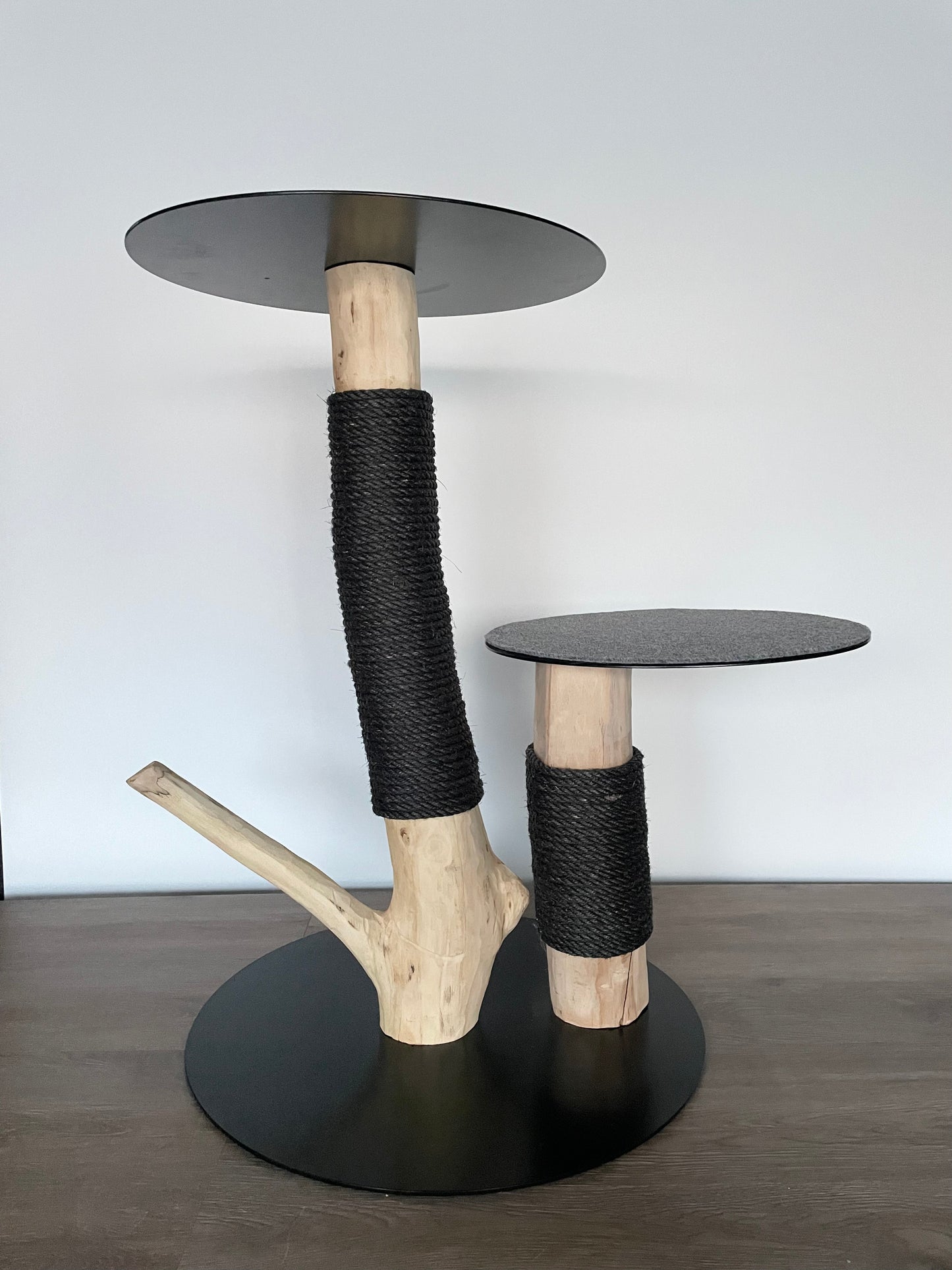 katzbaum manufaktur, www.katzbaum-manufaktur.de, Handgefertigter Kratzstamm aus Naturholz – ein einzigartiges Unikat für Ihre Katze, perfekt zum Kratzen und Klettern. Katzbaum Manufaktur Baden-Baden. www.katzbaum-manufaktur.de, Naturkratzbaum, massiv, handarbeit, Unikat, Kratzstamm, Kratzbaum, Naturholz, Katzenhängematte, Katzenhöhle, Liegemulde, Katze, katzbaum manufaktur, www.katzbaum-manufaktur.de