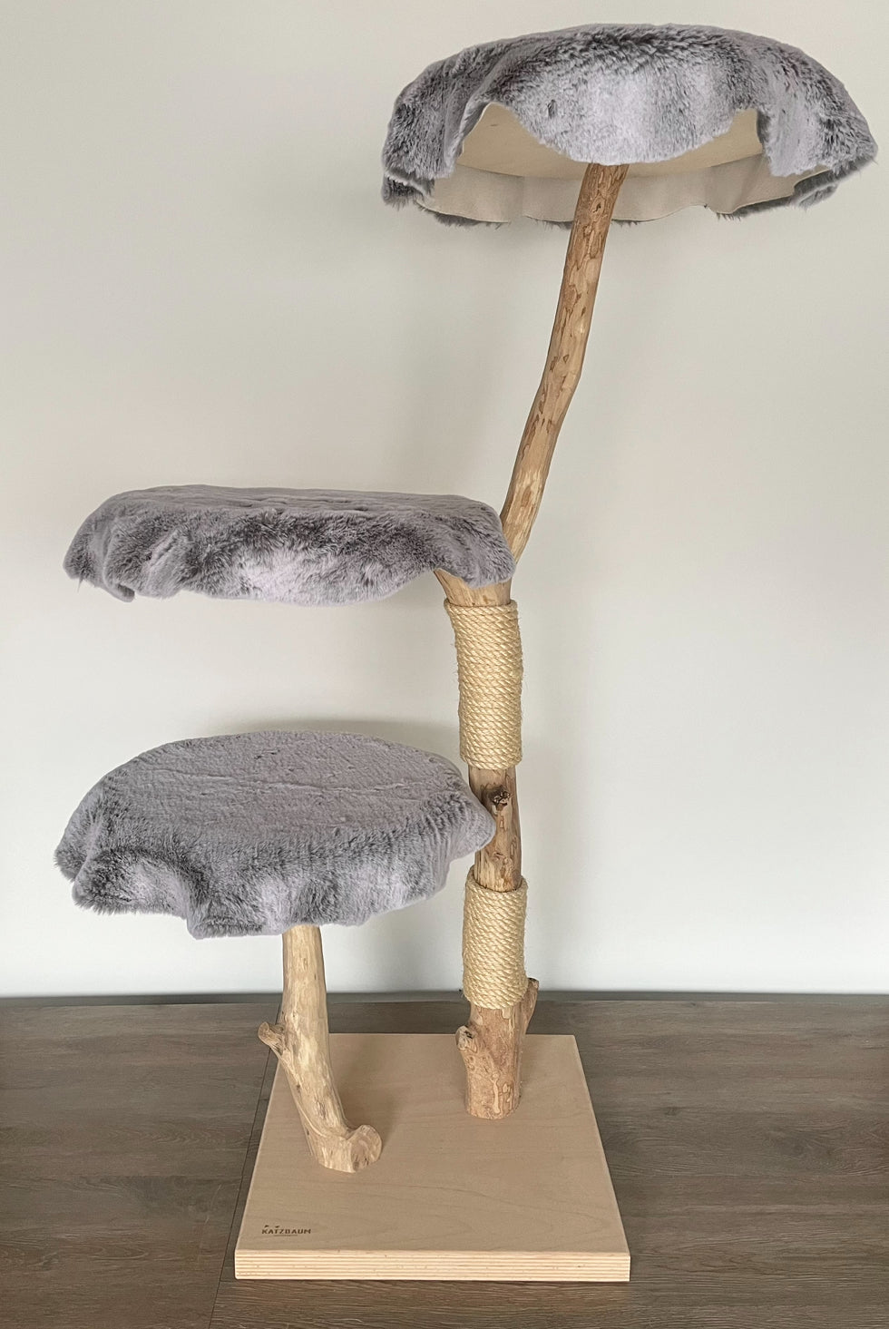 katzbaum manufaktur, www.katzbaum-manufaktur.de, Handgefertigter Kratzstamm aus Naturholz – ein einzigartiges Unikat für Ihre Katze, perfekt zum Kratzen und Klettern. Katzbaum Manufaktur Baden-Baden. www.katzbaum-manufaktur.de, Naturkratzbaum, massiv, handarbeit, Unikat, Kratzstamm, Kratzbaum, Naturholz, Katzenhängematte, Katzenhöhle, Liegemulde, Katze, katzbaum manufaktur, www.katzbaum-manufaktur.de