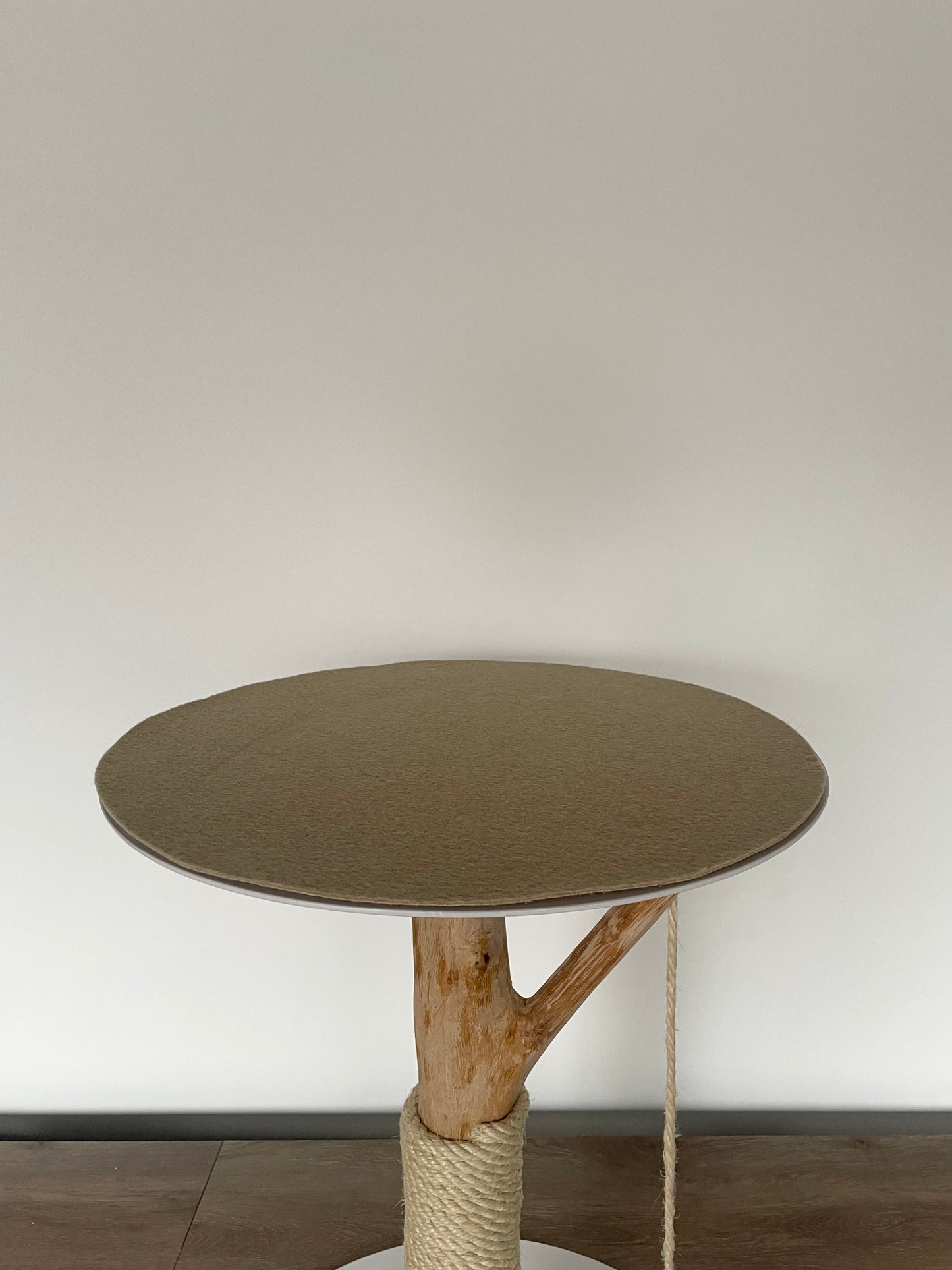 katzbaum manufaktur, www.katzbaum-manufaktur.de, Handgefertigter Kratzstamm aus Naturholz – ein einzigartiges Unikat für Ihre Katze, perfekt zum Kratzen und Klettern. Katzbaum Manufaktur Baden-Baden. www.katzbaum-manufaktur.de, Naturkratzbaum, massiv, handarbeit, Unikat, Kratzstamm, Kratzbaum, Naturholz, Katzenhängematte, Katzenhöhle, Liegemulde, Katze, katzbaum manufaktur, www.katzbaum-manufaktur.de