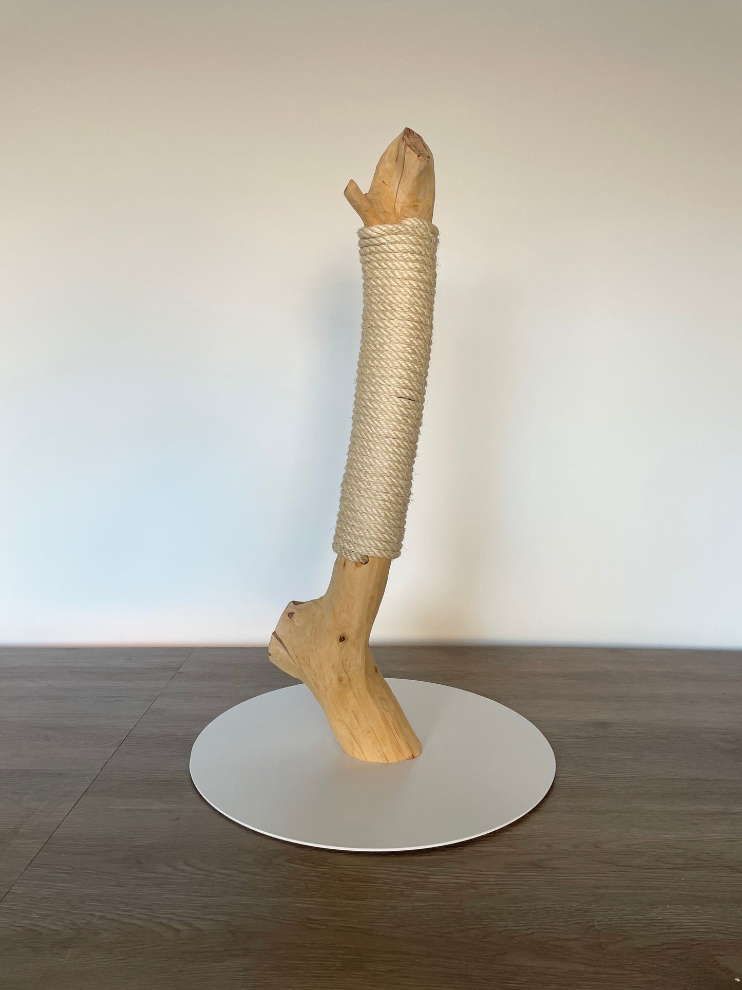 katzbaum manufaktur, www.katzbaum-manufaktur.de, Handgefertigter Kratzstamm aus Naturholz – ein einzigartiges Unikat für Ihre Katze, perfekt zum Kratzen und Klettern. Katzbaum Manufaktur Baden-Baden. www.katzbaum-manufaktur.de, Naturkratzbaum, massiv, handarbeit, Unikat, Kratzstamm, Kratzbaum, Naturholz, Katzenhängematte, Katzenhöhle, Liegemulde, Katze, katzbaum manufaktur, www.katzbaum-manufaktur.de