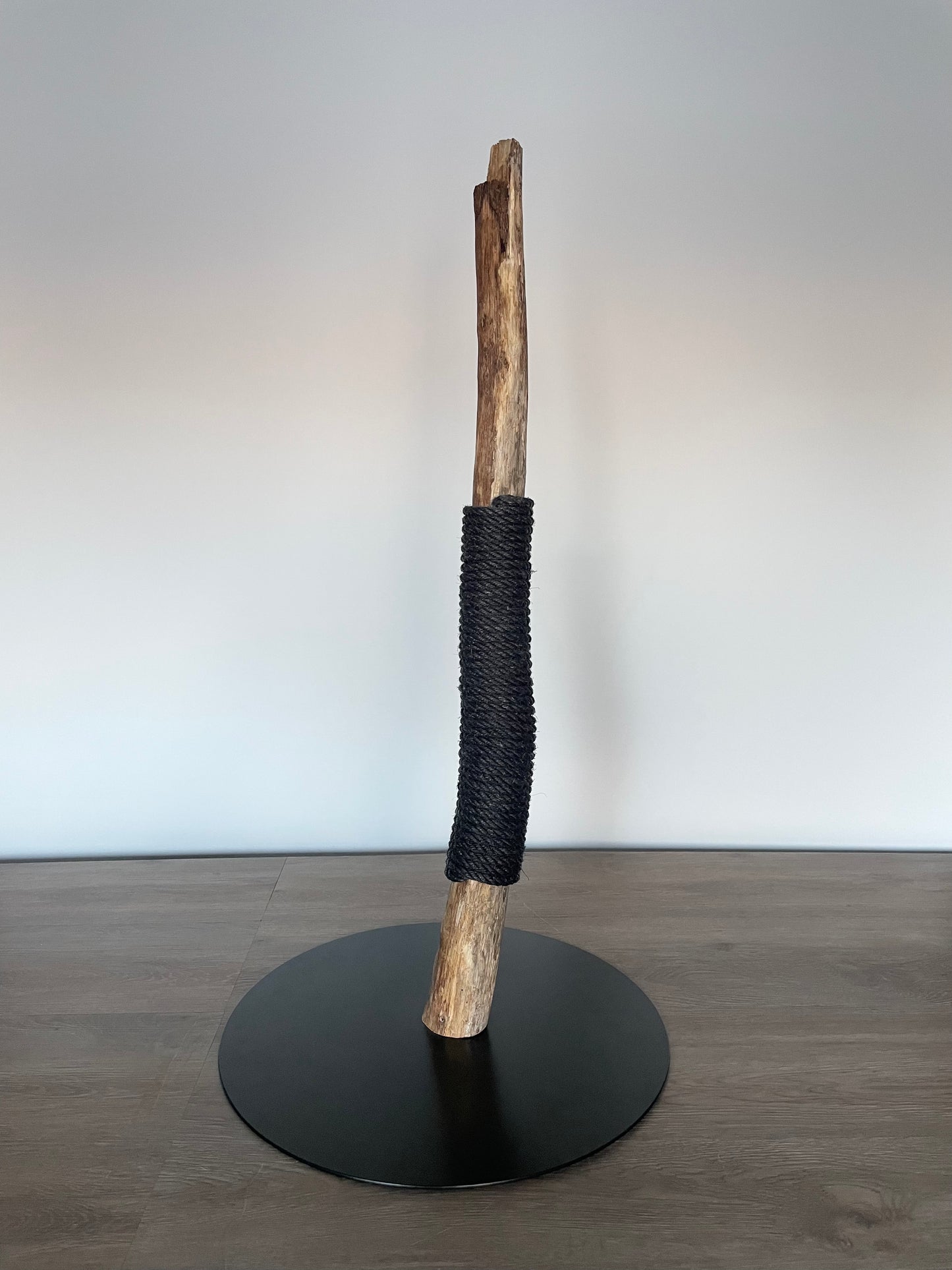 katzbaum manufaktur, www.katzbaum-manufaktur.de, Handgefertigter Kratzstamm aus Naturholz – ein einzigartiges Unikat für Ihre Katze, perfekt zum Kratzen und Klettern. Katzbaum Manufaktur Baden-Baden. www.katzbaum-manufaktur.de, Naturkratzbaum, massiv, handarbeit, Unikat, Kratzstamm, Kratzbaum, Naturholz, Katzenhängematte, Katzenhöhle, Liegemulde, Katze, katzbaum manufaktur, www.katzbaum-manufaktur.de