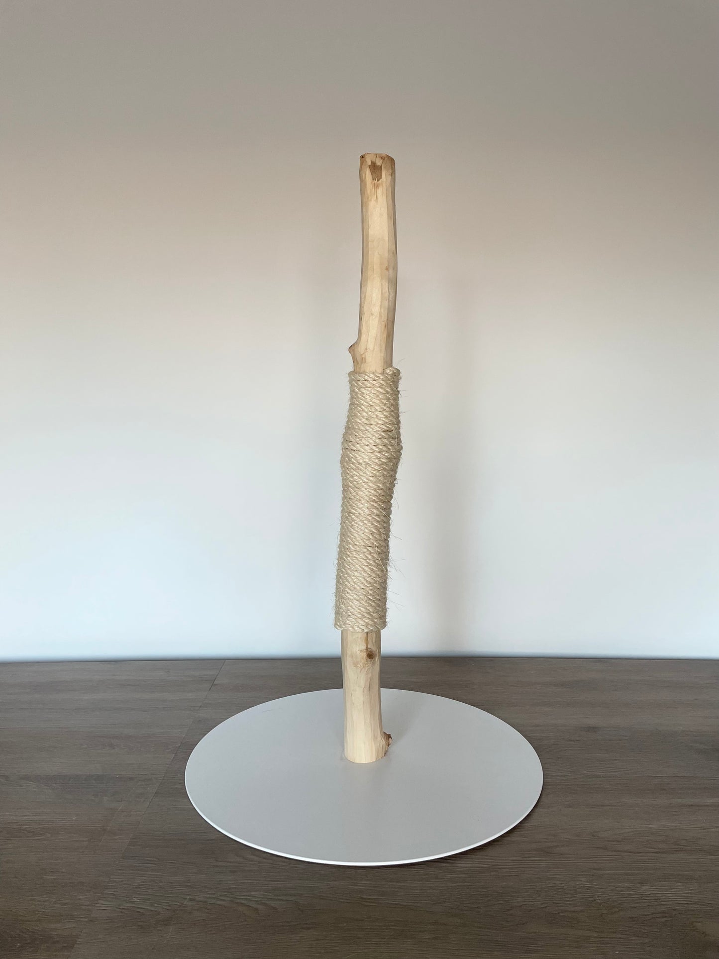 katzbaum manufaktur, www.katzbaum-manufaktur.de, Handgefertigter Kratzstamm aus Naturholz – ein einzigartiges Unikat für Ihre Katze, perfekt zum Kratzen und Klettern. Katzbaum Manufaktur Baden-Baden. www.katzbaum-manufaktur.de, Naturkratzbaum, massiv, handarbeit, Unikat, Kratzstamm, Kratzbaum, Naturholz, Katzenhängematte, Katzenhöhle, Liegemulde, Katze, katzbaum manufaktur, www.katzbaum-manufaktur.de