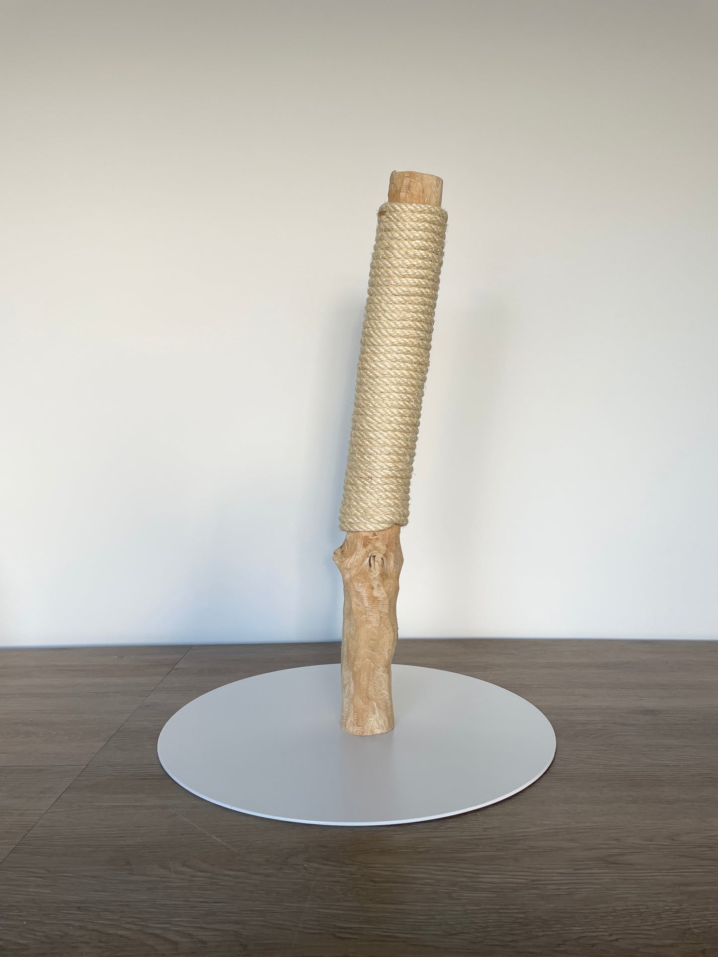 katzbaum manufaktur baden-baden, www.katzbaum-manufaktur.de, Handgefertigter Kratzstamm aus Naturholz – ein einzigartiges Unikat für Ihre Katze, perfekt zum Kratzen und Klettern. Katzbaum Manufaktur Baden-Baden. www.katzbaum-manufaktur.de, Naturkratzbaum, massiv, handarbeit, Unikat, Kratzstamm, Kratzbaum, Naturholz, Katzenhängematte, Katzenhöhle, Liegemulde, Katze, katzbaum manufaktur, www.katzbaum-manufaktur.de