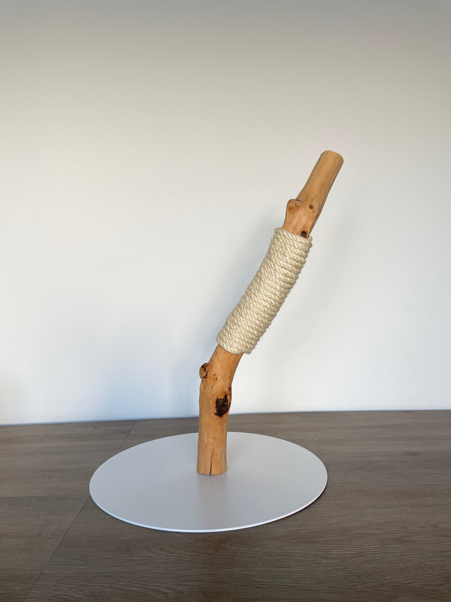 katzbaum manufaktur baden-baden, www.katzbaum-manufaktur.de, Handgefertigter Kratzstamm aus Naturholz – ein einzigartiges Unikat für Ihre Katze, perfekt zum Kratzen und Klettern. Katzbaum Manufaktur Baden-Baden. www.katzbaum-manufaktur.de, Naturkratzbaum, massiv, handarbeit, Unikat, Kratzstamm, Kratzbaum, Naturholz, Katzenhängematte, Katzenhöhle, Liegemulde, Katze, katzbaum manufaktur, www.katzbaum-manufaktur.de