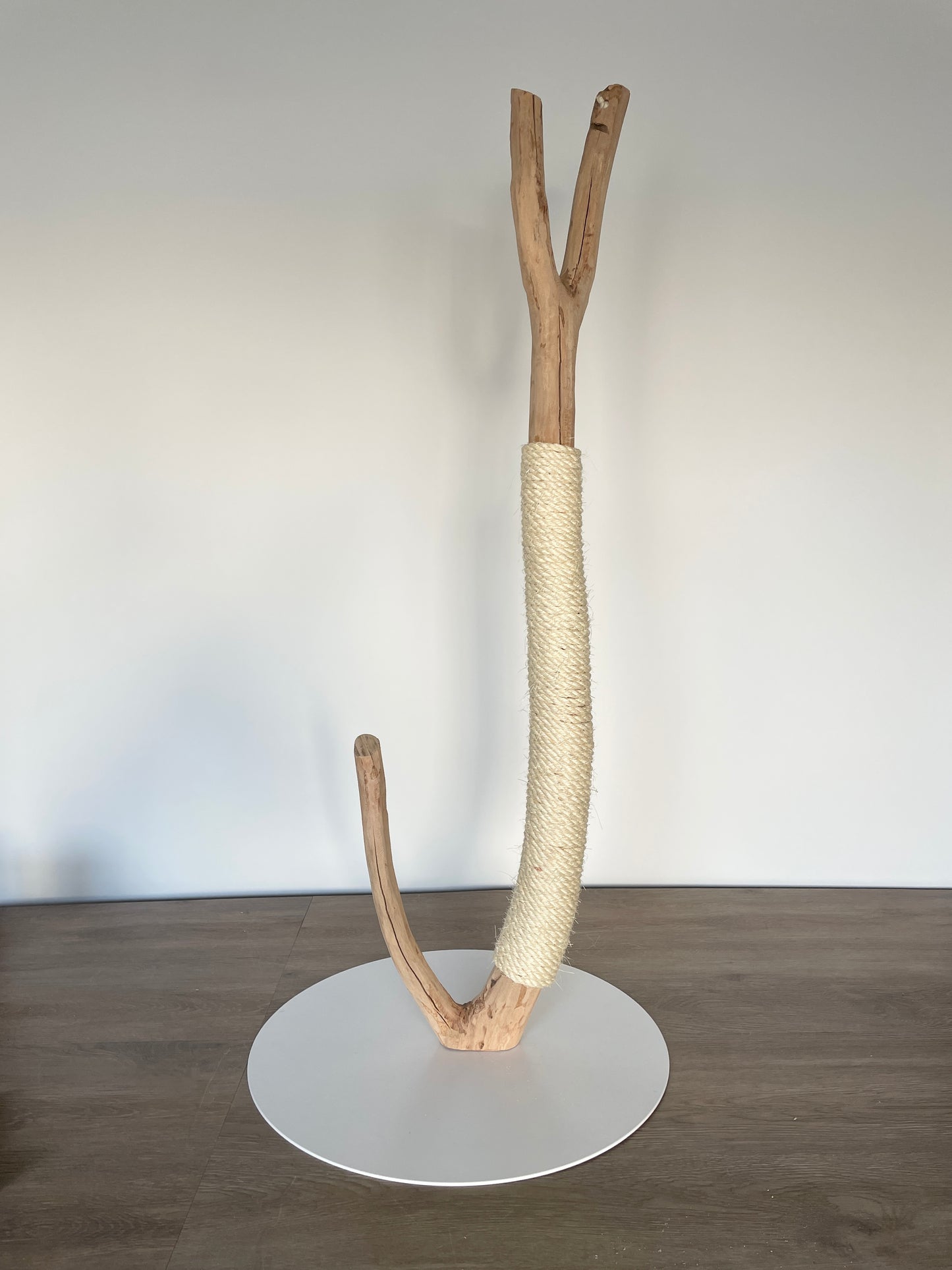 katzbaum manufaktur baden-baden, www.katzbaum-manufaktur.de, Handgefertigter Kratzstamm aus Naturholz – ein einzigartiges Unikat für Ihre Katze, perfekt zum Kratzen und Klettern. Katzbaum Manufaktur Baden-Baden. www.katzbaum-manufaktur.de, Naturkratzbaum, massiv, handarbeit, Unikat, Kratzstamm, Kratzbaum, Naturholz, Katzenhängematte, Katzenhöhle, Liegemulde, Katze, katzbaum manufaktur, www.katzbaum-manufaktur.de