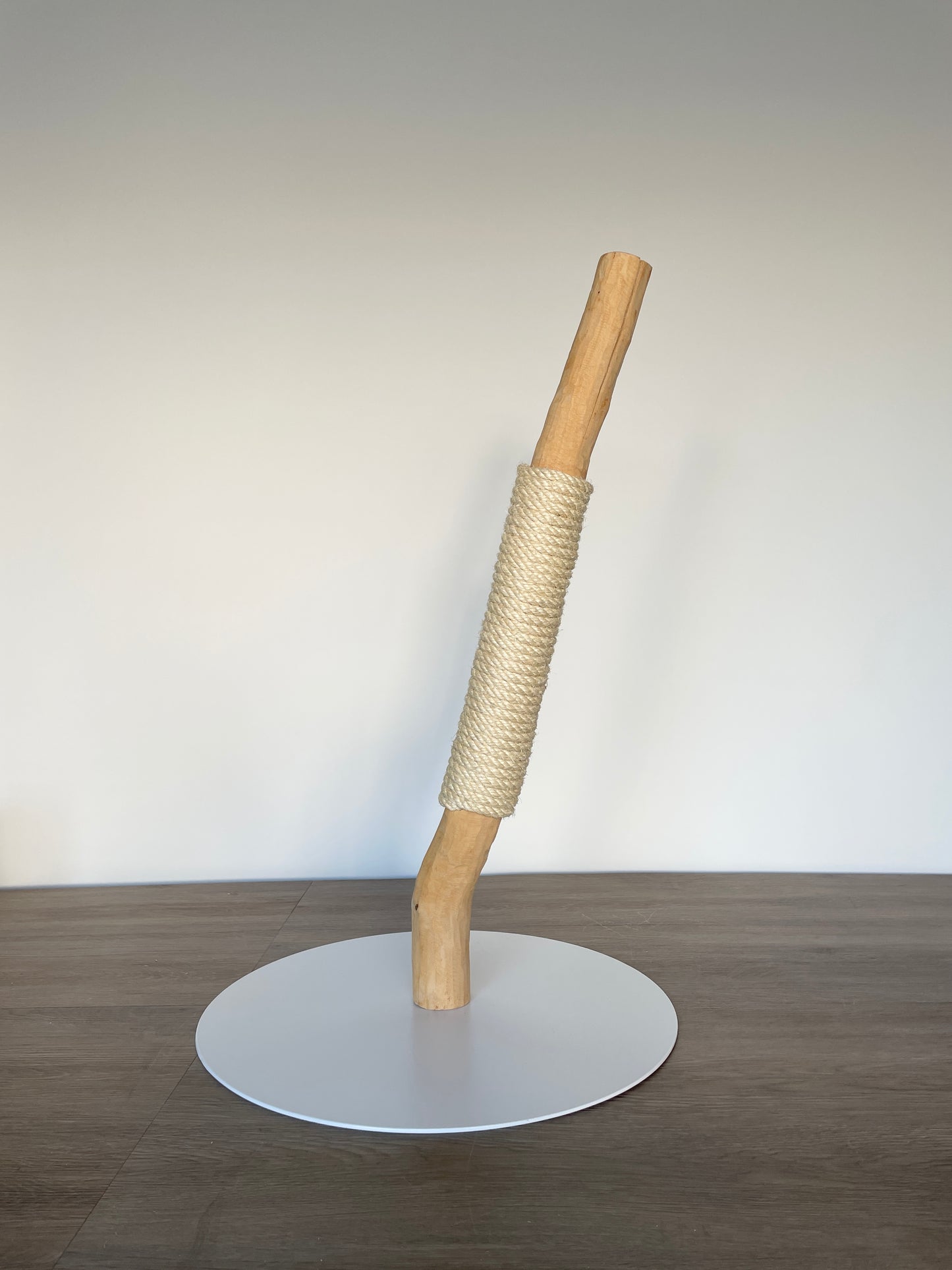 katzbaum manufaktur baden-baden, www.katzbaum-manufaktur.de, Handgefertigter Kratzstamm aus Naturholz – ein einzigartiges Unikat für Ihre Katze, perfekt zum Kratzen und Klettern. Katzbaum Manufaktur Baden-Baden. www.katzbaum-manufaktur.de, Naturkratzbaum, massiv, handarbeit, Unikat, Kratzstamm, Kratzbaum, Naturholz, Katzenhängematte, Katzenhöhle, Liegemulde, Katze, katzbaum manufaktur, www.katzbaum-manufaktur.de