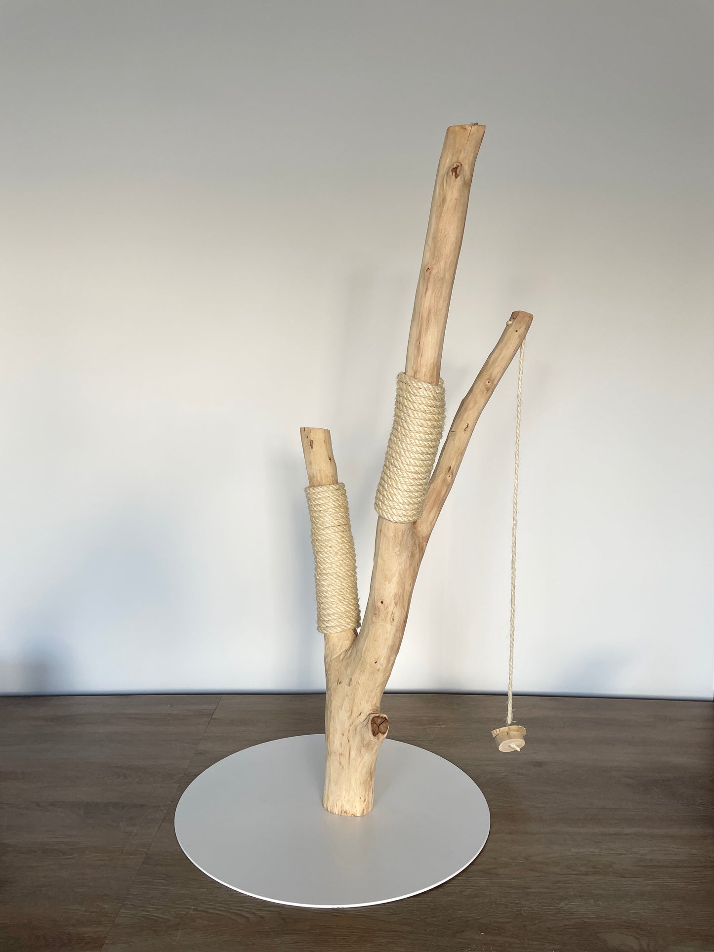 katzbaum manufaktur baden-baden, www.katzbaum-manufaktur.de, Handgefertigter Kratzstamm aus Naturholz – ein einzigartiges Unikat für Ihre Katze, perfekt zum Kratzen und Klettern. Katzbaum Manufaktur Baden-Baden. www.katzbaum-manufaktur.de, Naturkratzbaum, massiv, handarbeit, Unikat, Kratzstamm, Kratzbaum, Naturholz, Katzenhängematte, Katzenhöhle, Liegemulde, Katze, katzbaum manufaktur, www.katzbaum-manufaktur.de