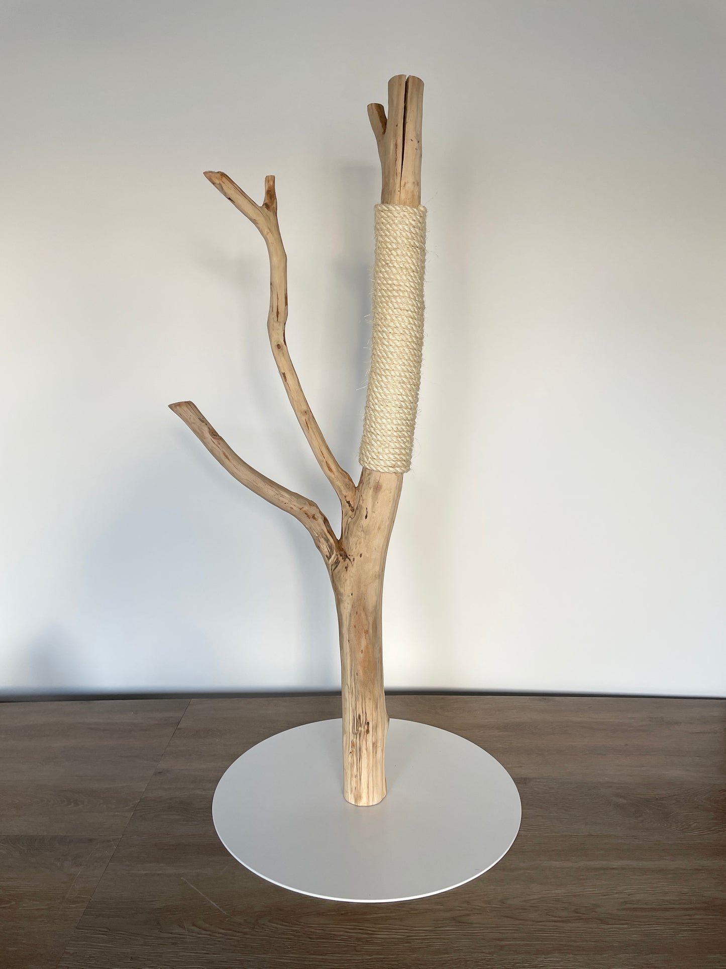 katzbaum manufaktur baden-baden, www.katzbaum-manufaktur.de, Handgefertigter Kratzstamm aus Naturholz – ein einzigartiges Unikat für Ihre Katze, perfekt zum Kratzen und Klettern. Katzbaum Manufaktur Baden-Baden. www.katzbaum-manufaktur.de, Naturkratzbaum, massiv, handarbeit, Unikat, Kratzstamm, Kratzbaum, Naturholz, Katzenhängematte, Katzenhöhle, Liegemulde, Katze, katzbaum manufaktur, www.katzbaum-manufaktur.de