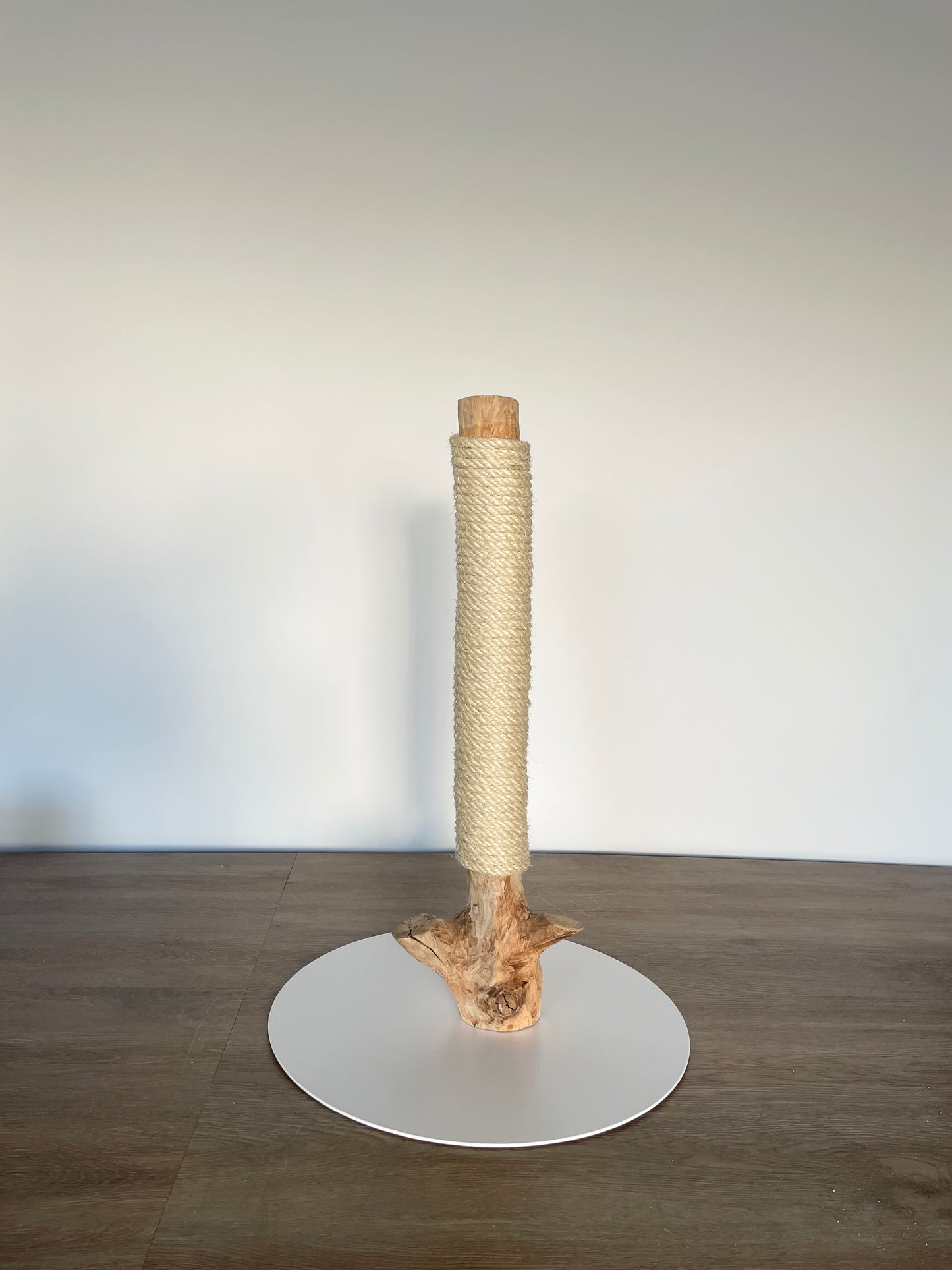 katzbaum manufaktur baden-baden, www.katzbaum-manufaktur.de, Handgefertigter Kratzstamm aus Naturholz – ein einzigartiges Unikat für Ihre Katze, perfekt zum Kratzen und Klettern. Katzbaum Manufaktur Baden-Baden. www.katzbaum-manufaktur.de, Naturkratzbaum, massiv, handarbeit, Unikat, Kratzstamm, Kratzbaum, Naturholz, Katzenhängematte, Katzenhöhle, Liegemulde, Katze, katzbaum manufaktur, www.katzbaum-manufaktur.de