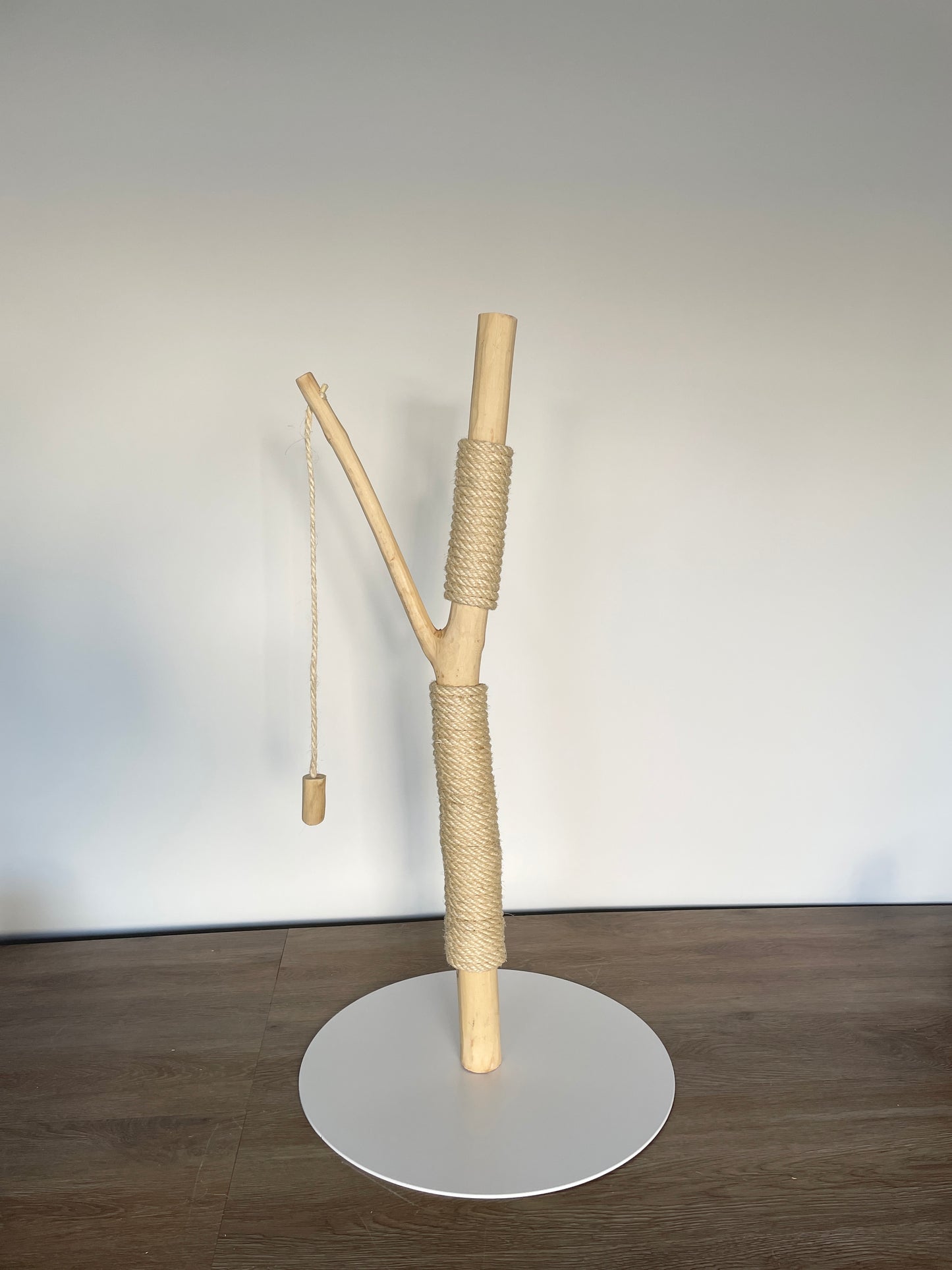 katzbaum manufaktur baden-baden, www.katzbaum-manufaktur.de, Handgefertigter Kratzstamm aus Naturholz – ein einzigartiges Unikat für Ihre Katze, perfekt zum Kratzen und Klettern. Katzbaum Manufaktur Baden-Baden. www.katzbaum-manufaktur.de, Naturkratzbaum, massiv, handarbeit, Unikat, Kratzstamm, Kratzbaum, Naturholz, Katzenhängematte, Katzenhöhle, Liegemulde, Katze, katzbaum manufaktur, www.katzbaum-manufaktur.de