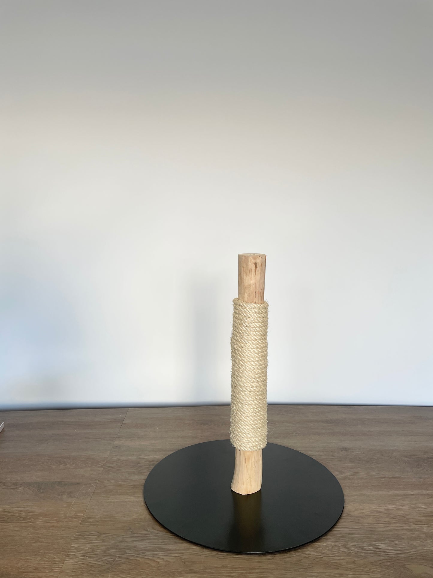 katzbaum manufaktur baden-baden, www.katzbaum-manufaktur.de, Handgefertigter Kratzstamm aus Naturholz – ein einzigartiges Unikat für Ihre Katze, perfekt zum Kratzen und Klettern. Katzbaum Manufaktur Baden-Baden. www.katzbaum-manufaktur.de, Naturkratzbaum, massiv, handarbeit, Unikat, Kratzstamm, Kratzbaum, Naturholz, Katzenhängematte, Katzenhöhle, Liegemulde, Katze, katzbaum manufaktur, www.katzbaum-manufaktur.de