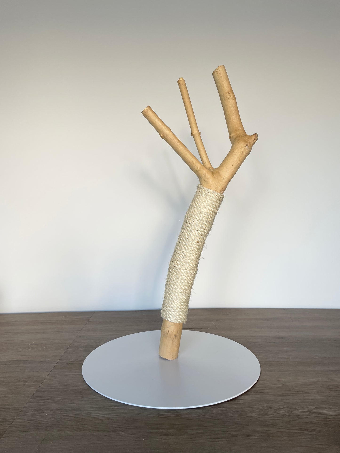 katzbaum manufaktur baden-baden, www.katzbaum-manufaktur.de, Handgefertigter Kratzstamm aus Naturholz – ein einzigartiges Unikat für Ihre Katze, perfekt zum Kratzen und Klettern. Katzbaum Manufaktur Baden-Baden. www.katzbaum-manufaktur.de, Naturkratzbaum, massiv, handarbeit, Unikat, Kratzstamm, Kratzbaum, Naturholz, Katzenhängematte, Katzenhöhle, Liegemulde, Katze, katzbaum manufaktur, www.katzbaum-manufaktur.de