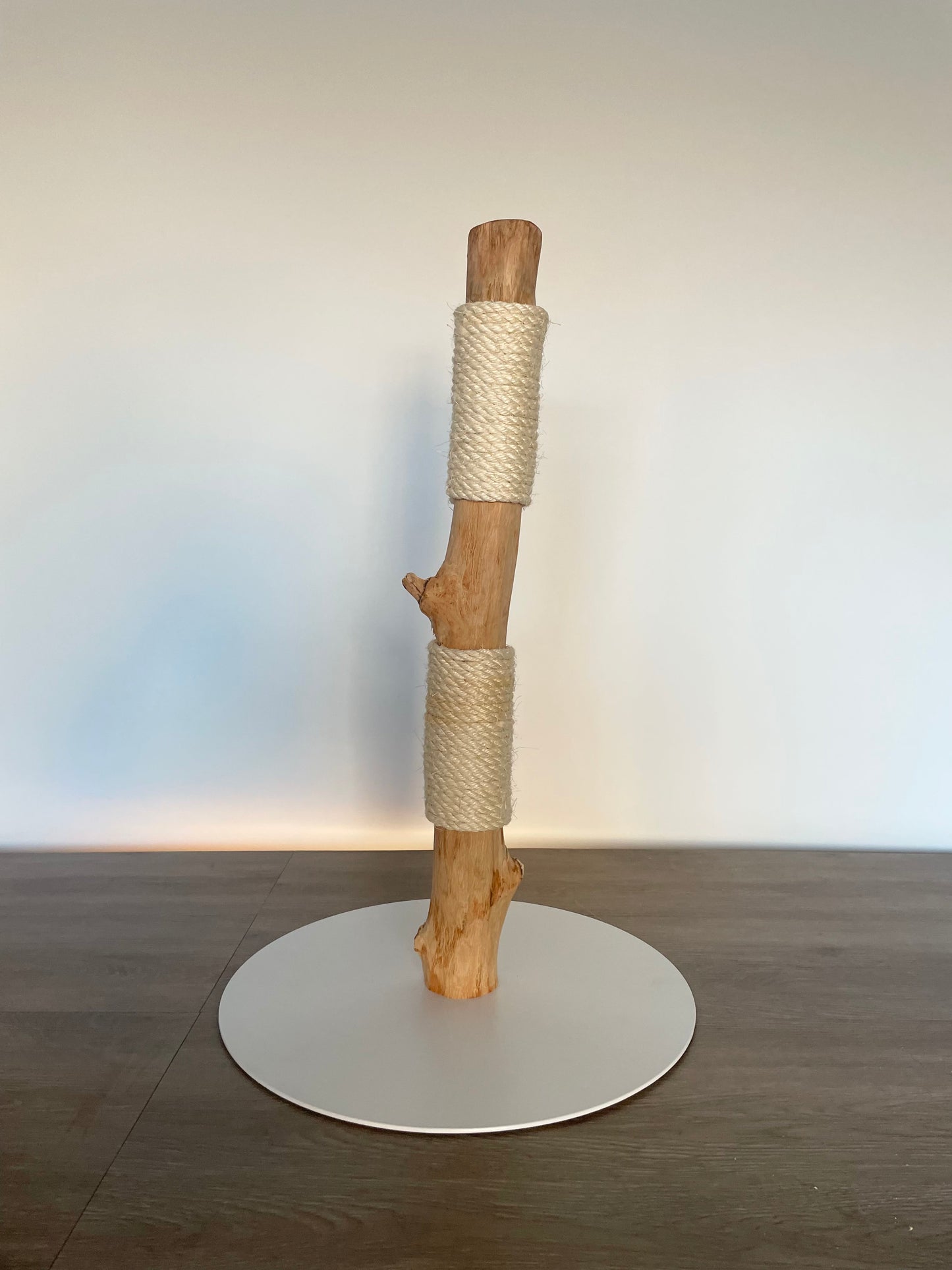 katzbaum manufaktur, www.katzbaum-manufaktur.de, Handgefertigter Kratzstamm aus Naturholz – ein einzigartiges Unikat für Ihre Katze, perfekt zum Kratzen und Klettern. Katzbaum Manufaktur Baden-Baden. www.katzbaum-manufaktur.de, Naturkratzbaum, massiv, handarbeit, Unikat, Kratzstamm, Kratzbaum, Naturholz, Katzenhängematte, Katzenhöhle, Liegemulde, Katze, katzbaum manufaktur, www.katzbaum-manufaktur.de