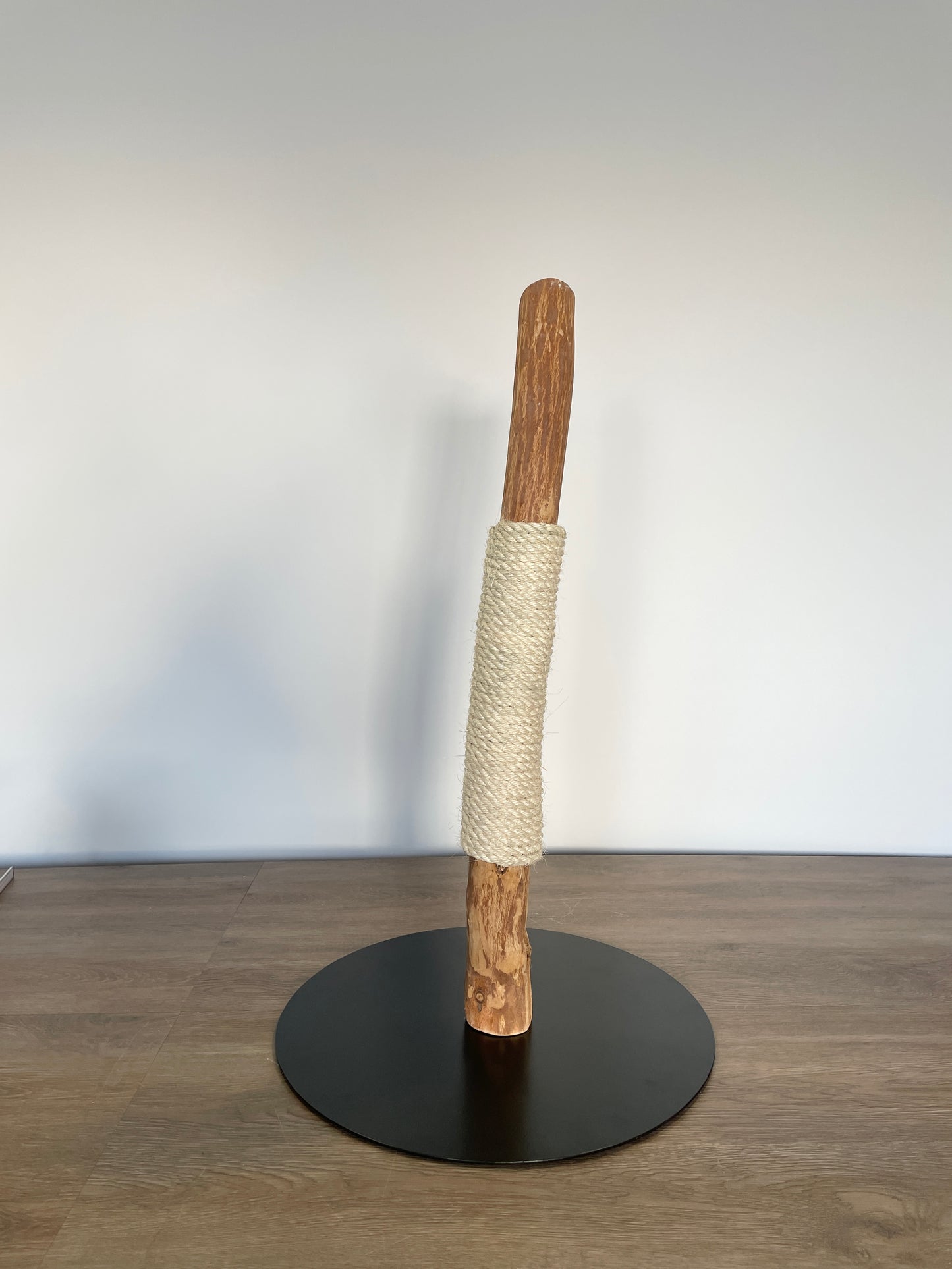 katzbaum manufaktur baden-baden, www.katzbaum-manufaktur.de, Handgefertigter Kratzstamm aus Naturholz – ein einzigartiges Unikat für Ihre Katze, perfekt zum Kratzen und Klettern. Katzbaum Manufaktur Baden-Baden. www.katzbaum-manufaktur.de, Naturkratzbaum, massiv, handarbeit, Unikat, Kratzstamm, Kratzbaum, Naturholz, Katzenhängematte, Katzenhöhle, Liegemulde, Katze, katzbaum manufaktur, www.katzbaum-manufaktur.de