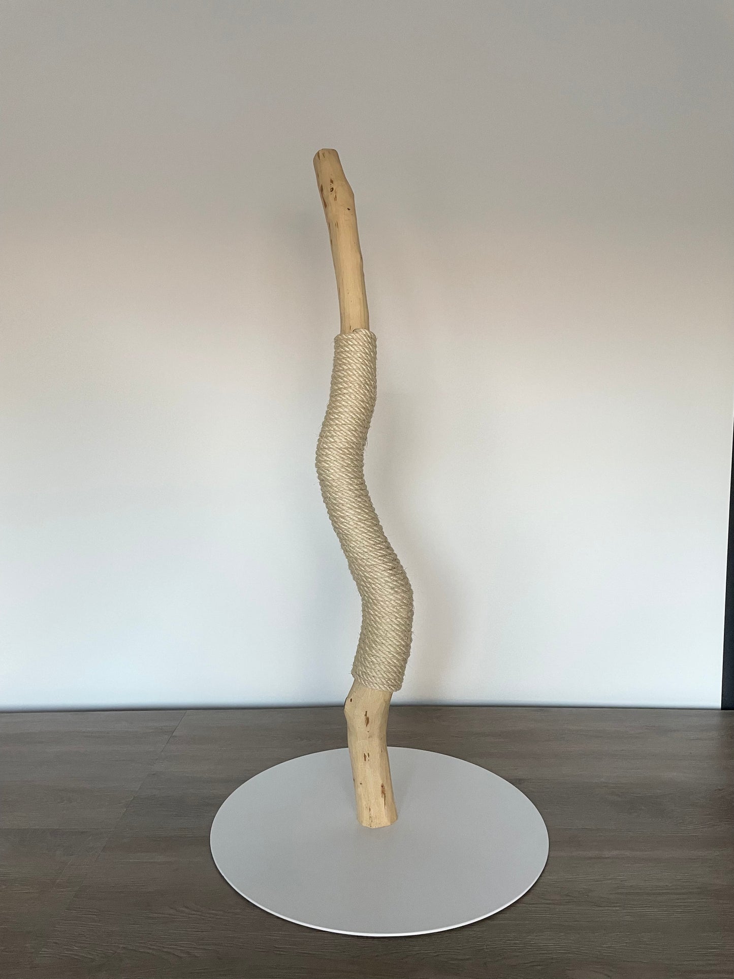 katzbaum manufaktur, www.katzbaum-manufaktur.de, Handgefertigter Kratzstamm aus Naturholz – ein einzigartiges Unikat für Ihre Katze, perfekt zum Kratzen und Klettern. Katzbaum Manufaktur Baden-Baden. www.katzbaum-manufaktur.de, Naturkratzbaum, massiv, handarbeit, Unikat, Kratzstamm, Kratzbaum, Naturholz, Katzenhängematte, Katzenhöhle, Liegemulde, Katze, katzbaum manufaktur, www.katzbaum-manufaktur.de