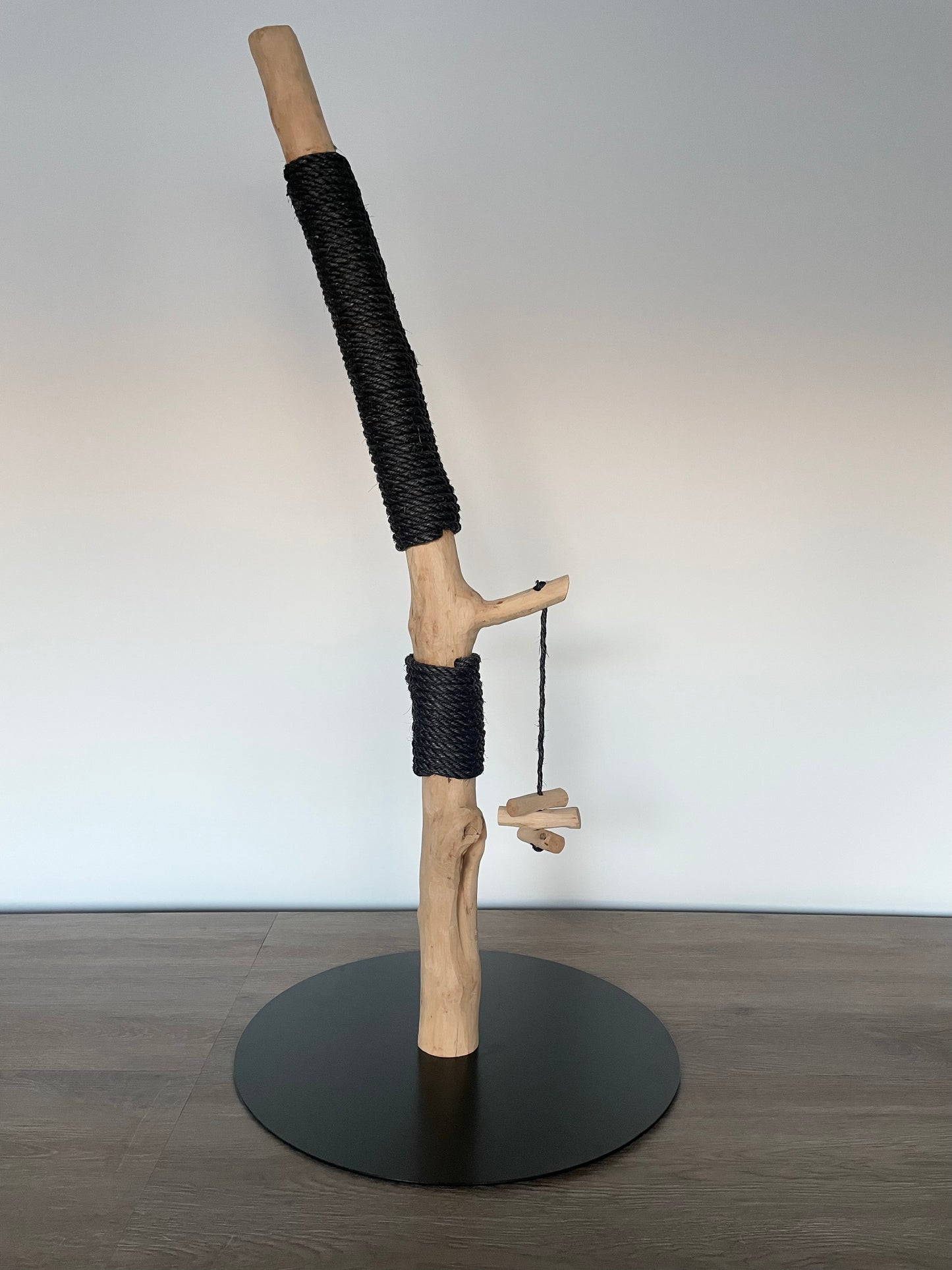 katzbaum manufaktur, www.katzbaum-manufaktur.de, Handgefertigter Kratzstamm aus Naturholz – ein einzigartiges Unikat für Ihre Katze, perfekt zum Kratzen und Klettern. Katzbaum Manufaktur Baden-Baden. www.katzbaum-manufaktur.de, Naturkratzbaum, massiv, handarbeit, Unikat, Kratzstamm, Kratzbaum, Naturholz, Katzenhängematte, Katzenhöhle, Liegemulde, Katze, katzbaum manufaktur, www.katzbaum-manufaktur.de