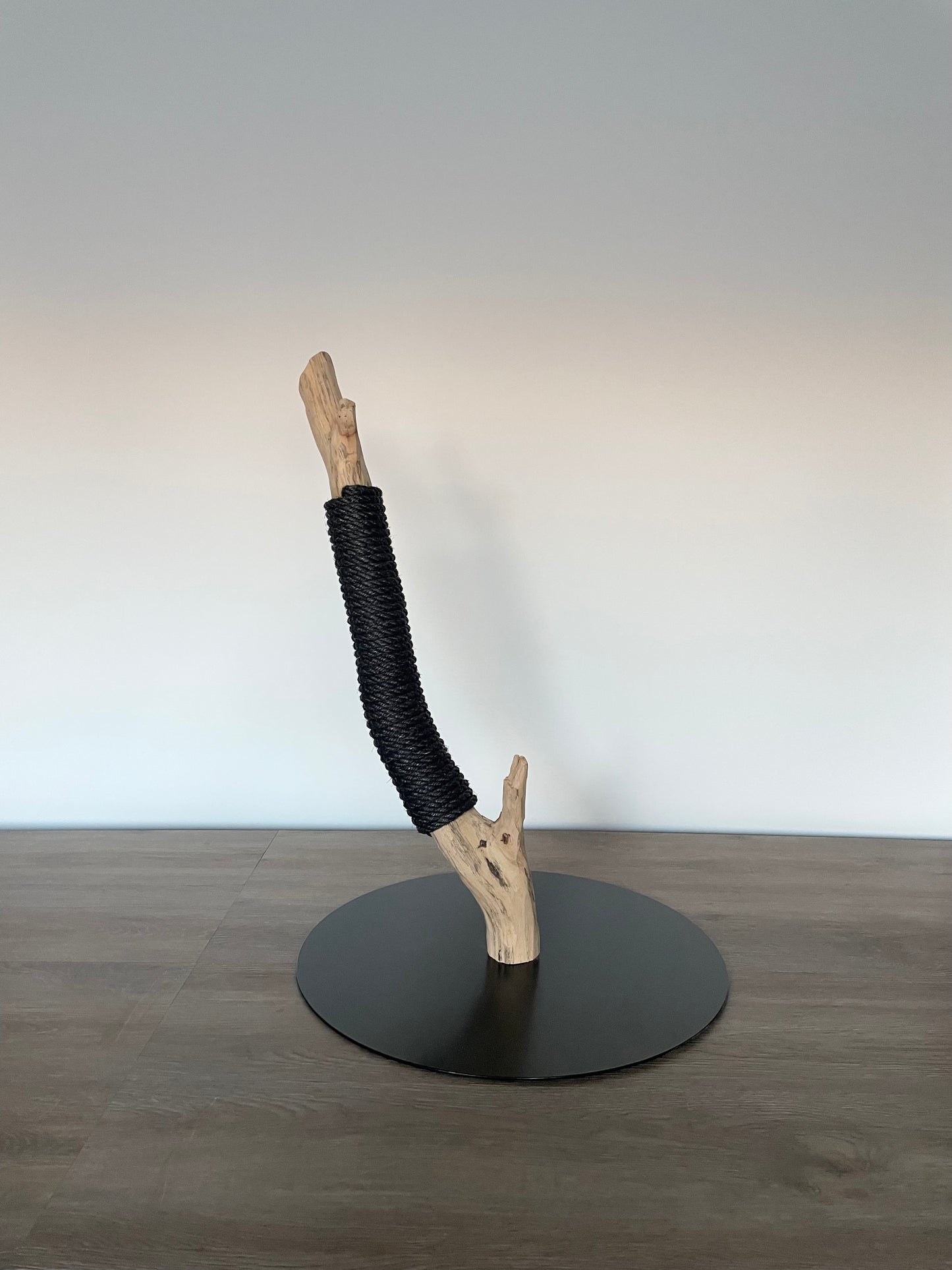 katzbaum manufaktur, www.katzbaum-manufaktur.de, Handgefertigter Kratzstamm aus Naturholz – ein einzigartiges Unikat für Ihre Katze, perfekt zum Kratzen und Klettern. Katzbaum Manufaktur Baden-Baden. www.katzbaum-manufaktur.de, Naturkratzbaum, massiv, handarbeit, Unikat, Kratzstamm, Kratzbaum, Naturholz, Katzenhängematte, Katzenhöhle, Liegemulde, Katze, katzbaum manufaktur, www.katzbaum-manufaktur.de