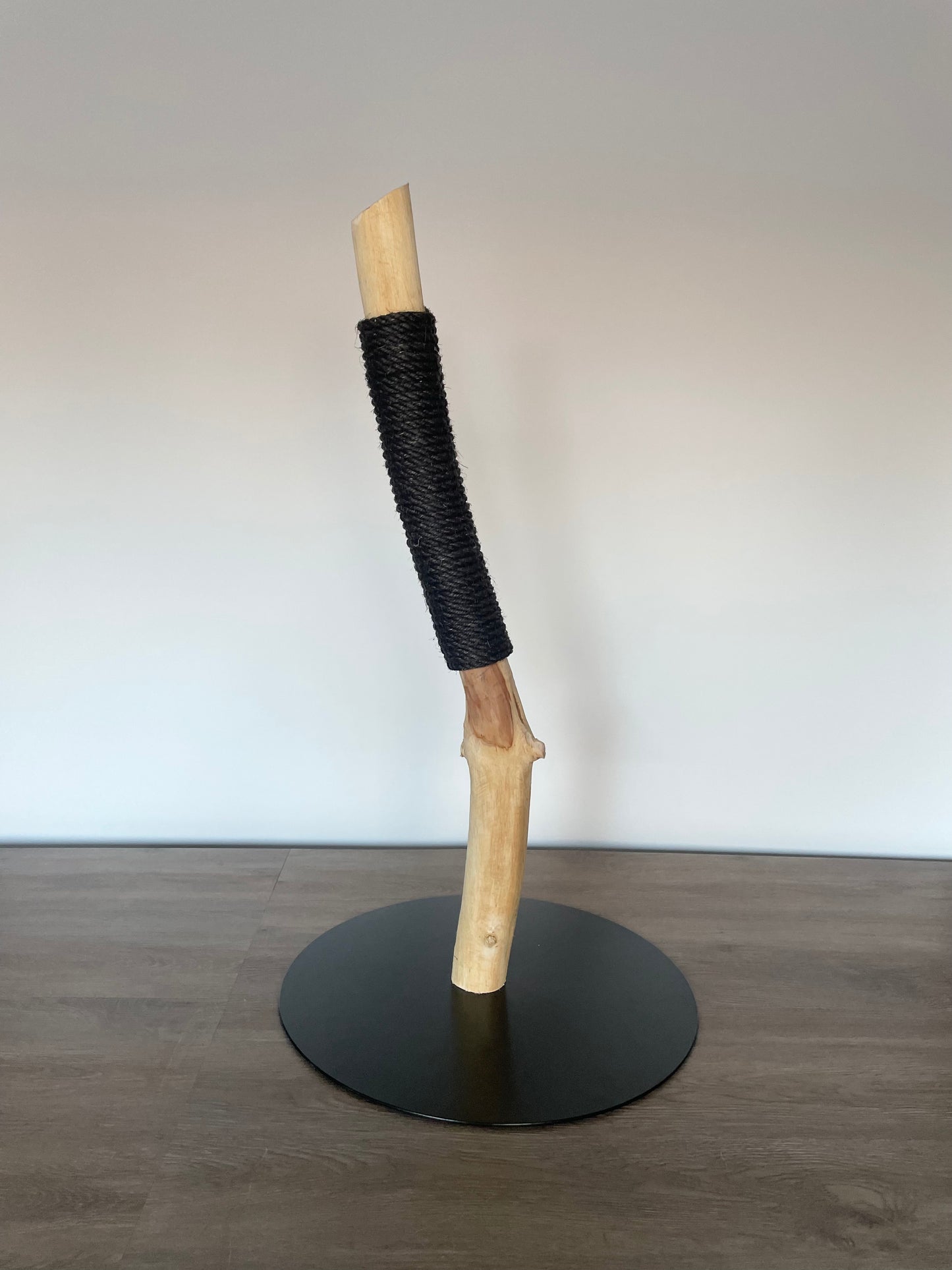 katzbaum manufaktur, www.katzbaum-manufaktur.de, Handgefertigter Kratzstamm aus Naturholz – ein einzigartiges Unikat für Ihre Katze, perfekt zum Kratzen und Klettern. Katzbaum Manufaktur Baden-Baden. www.katzbaum-manufaktur.de, Naturkratzbaum, massiv, handarbeit, Unikat, Kratzstamm, Kratzbaum, Naturholz, Katzenhängematte, Katzenhöhle, Liegemulde, Katze, katzbaum manufaktur, www.katzbaum-manufaktur.de