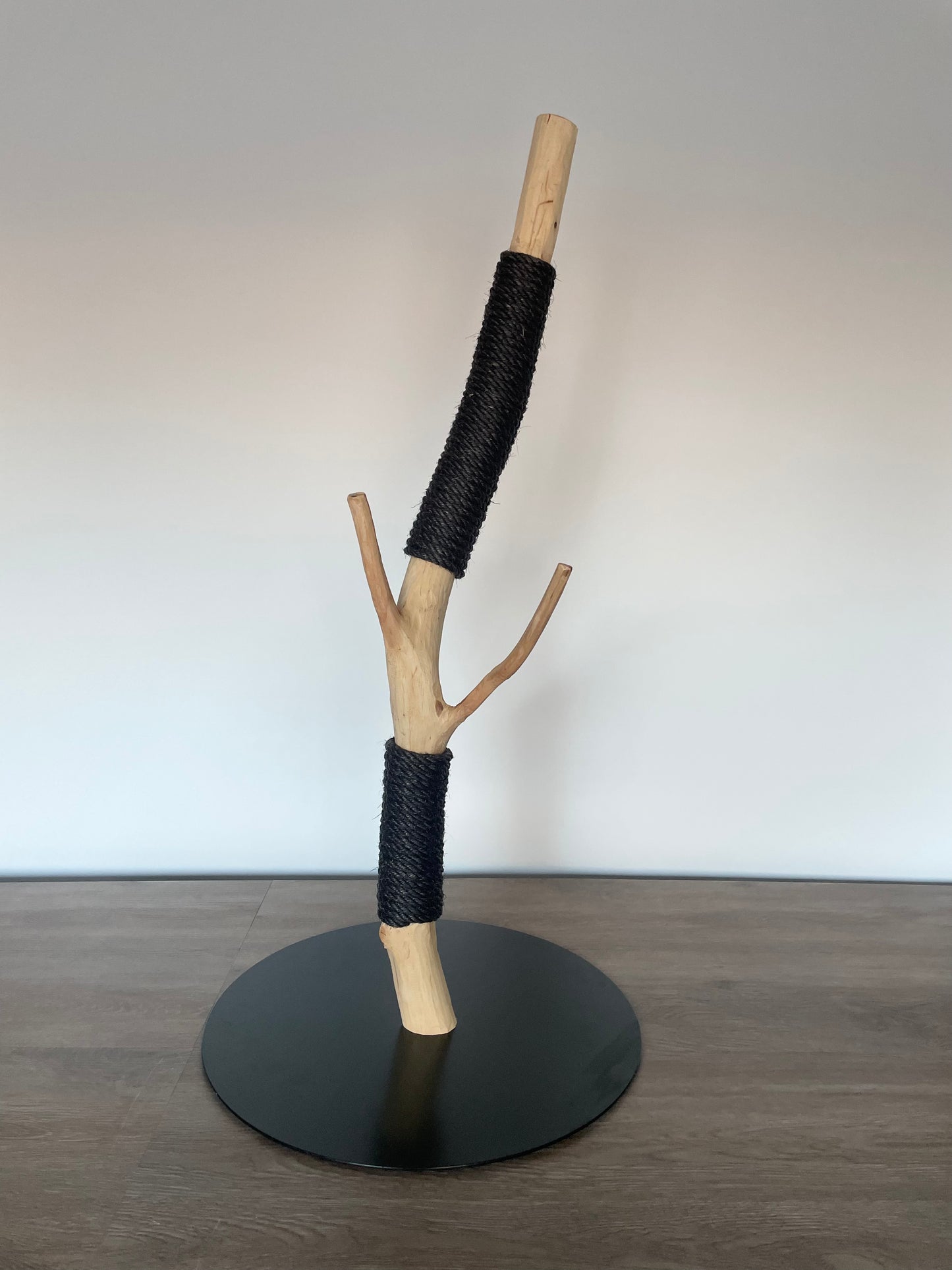 katzbaum manufaktur, www.katzbaum-manufaktur.de, Handgefertigter Kratzstamm aus Naturholz – ein einzigartiges Unikat für Ihre Katze, perfekt zum Kratzen und Klettern. Katzbaum Manufaktur Baden-Baden. www.katzbaum-manufaktur.de, Naturkratzbaum, massiv, handarbeit, Unikat, Kratzstamm, Kratzbaum, Naturholz, Katzenhängematte, Katzenhöhle, Liegemulde, Katze, katzbaum manufaktur, www.katzbaum-manufaktur.de