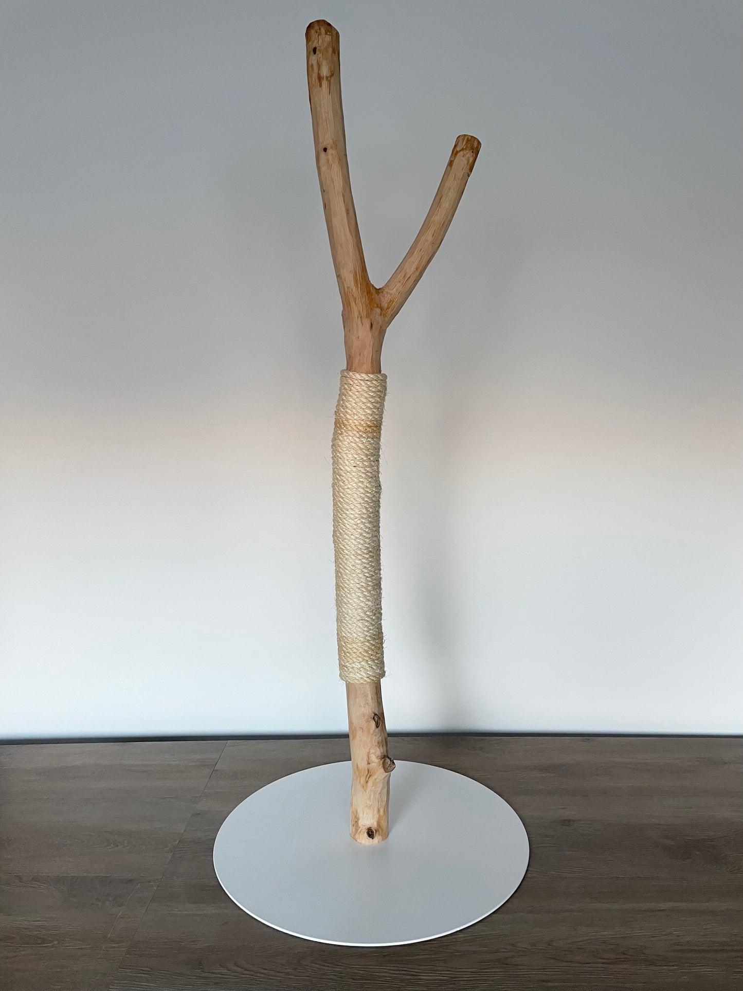 katzbaum manufaktur, www.katzbaum-manufaktur.de, Handgefertigter Kratzstamm aus Naturholz – ein einzigartiges Unikat für Ihre Katze, perfekt zum Kratzen und Klettern. Katzbaum Manufaktur Baden-Baden. www.katzbaum-manufaktur.de, Naturkratzbaum, massiv, handarbeit, Unikat, Kratzstamm, Kratzbaum, Naturholz, Katzenhängematte, Katzenhöhle, Liegemulde, Katze, katzbaum manufaktur, www.katzbaum-manufaktur.de