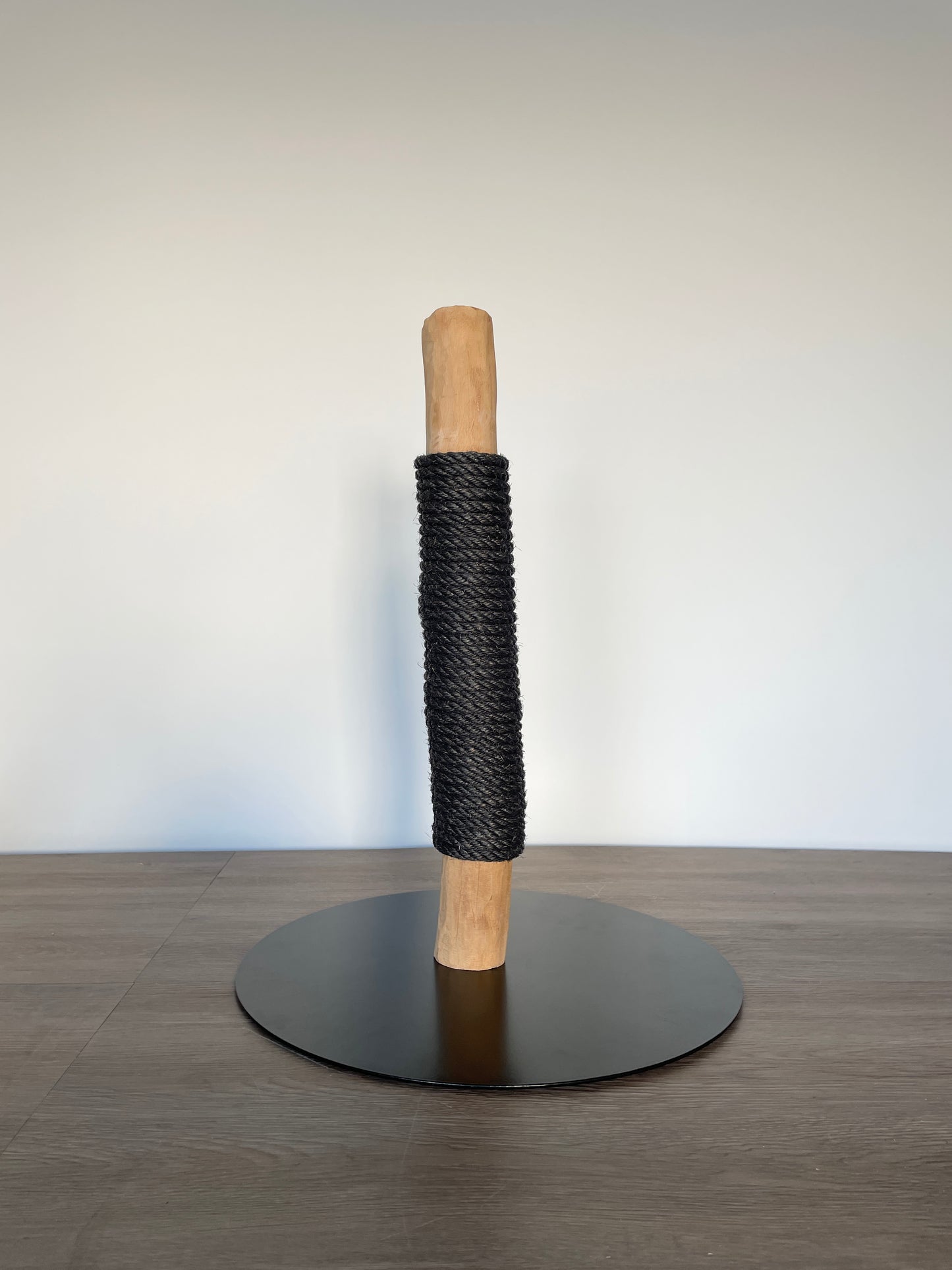 katzbaum manufaktur baden-baden, www.katzbaum-manufaktur.de, Handgefertigter Kratzstamm aus Naturholz – ein einzigartiges Unikat für Ihre Katze, perfekt zum Kratzen und Klettern. Katzbaum Manufaktur Baden-Baden. www.katzbaum-manufaktur.de, Naturkratzbaum, massiv, handarbeit, Unikat, Kratzstamm, Kratzbaum, Naturholz, Katzenhängematte, Katzenhöhle, Liegemulde, Katze, katzbaum manufaktur, www.katzbaum-manufaktur.de