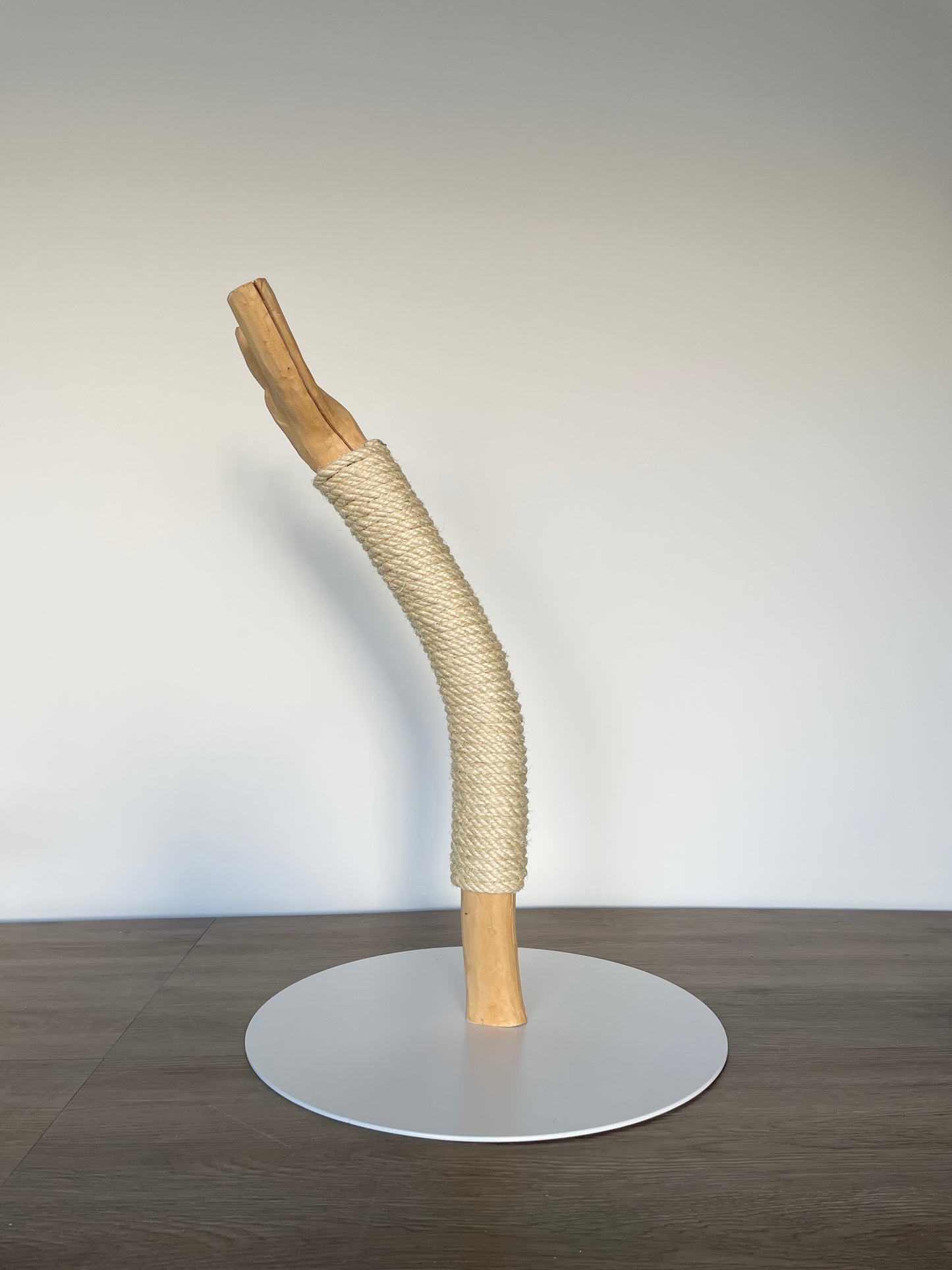 katzbaum manufaktur baden-baden, www.katzbaum-manufaktur.de, Handgefertigter Kratzstamm aus Naturholz – ein einzigartiges Unikat für Ihre Katze, perfekt zum Kratzen und Klettern. Katzbaum Manufaktur Baden-Baden. www.katzbaum-manufaktur.de, Naturkratzbaum, massiv, handarbeit, Unikat, Kratzstamm, Kratzbaum, Naturholz, Katzenhängematte, Katzenhöhle, Liegemulde, Katze, katzbaum manufaktur, www.katzbaum-manufaktur.de