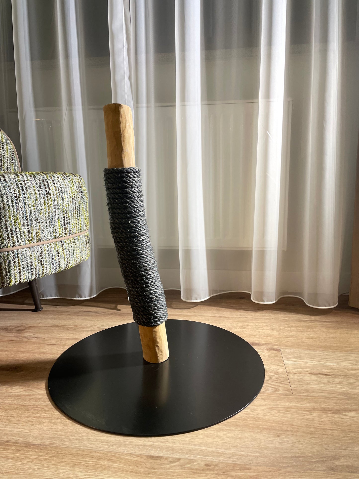 katzbaum manufaktur baden-baden, www.katzbaum-manufaktur.de, Handgefertigter Kratzstamm aus Naturholz – ein einzigartiges Unikat für Ihre Katze, perfekt zum Kratzen und Klettern. Katzbaum Manufaktur Baden-Baden. www.katzbaum-manufaktur.de, Naturkratzbaum, massiv, handarbeit, Unikat, Kratzstamm, Kratzbaum, Naturholz, Katzenhängematte, Katzenhöhle, Liegemulde, Katze, katzbaum manufaktur, www.katzbaum-manufaktur.de