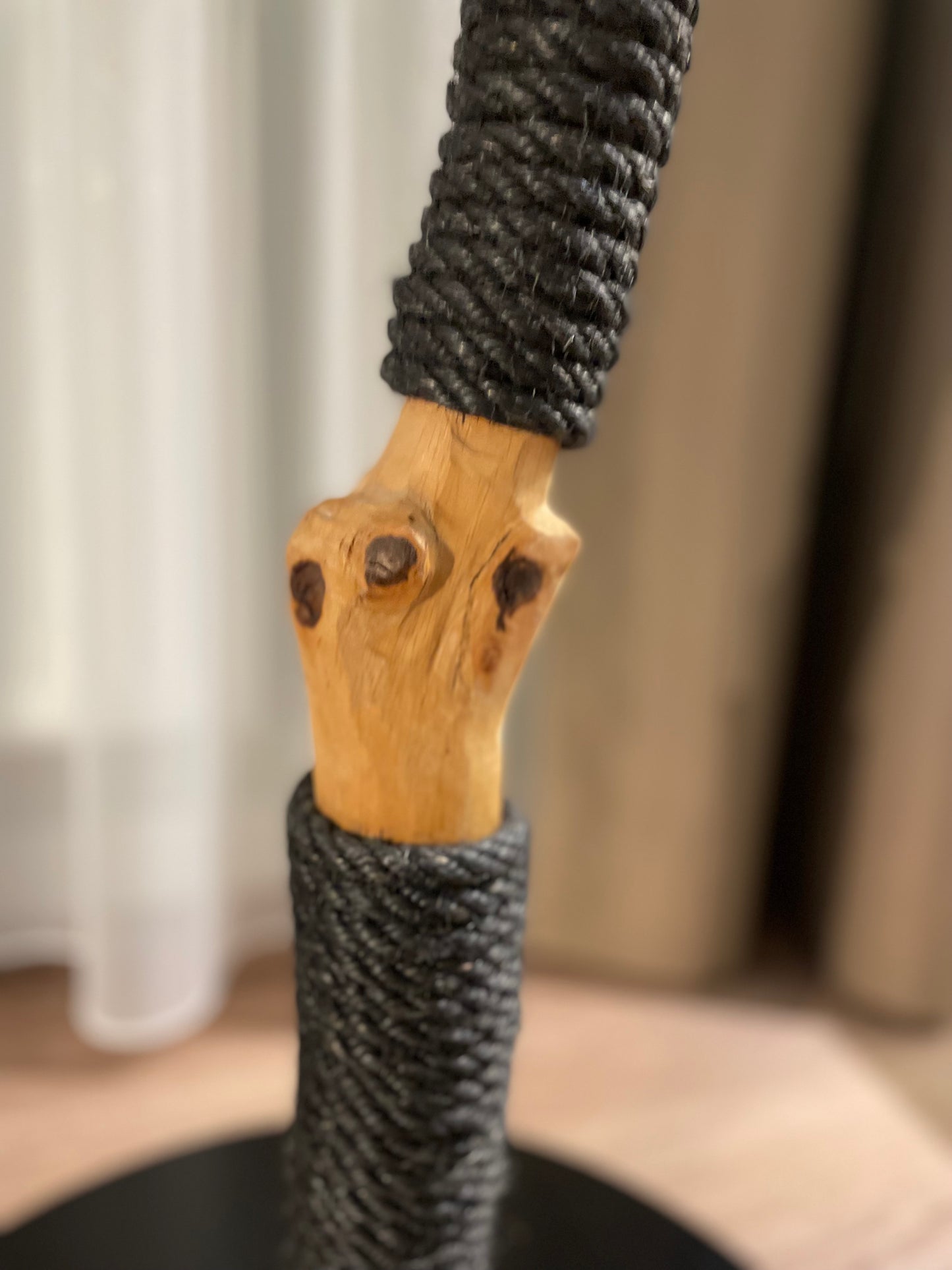 katzbaum manufaktur baden-baden, www.katzbaum-manufaktur.de, Handgefertigter Kratzstamm aus Naturholz – ein einzigartiges Unikat für Ihre Katze, perfekt zum Kratzen und Klettern. Katzbaum Manufaktur Baden-Baden. www.katzbaum-manufaktur.de, Naturkratzbaum, massiv, handarbeit, Unikat, Kratzstamm, Kratzbaum, Naturholz, Katzenhängematte, Katzenhöhle, Liegemulde, Katze, katzbaum manufaktur, www.katzbaum-manufaktur.de