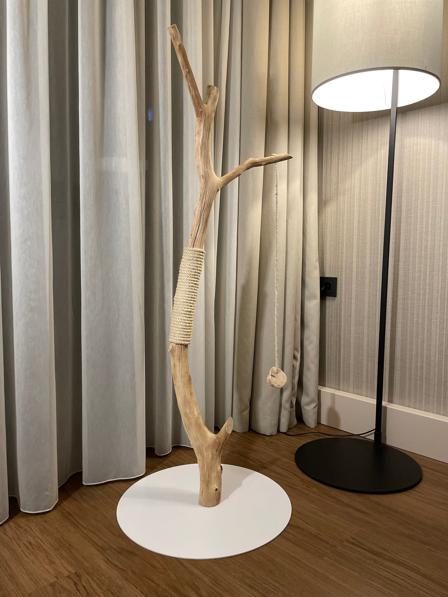 katzbaum manufaktur baden-baden, www.katzbaum-manufaktur.de, Handgefertigter Kratzstamm aus Naturholz – ein einzigartiges Unikat für Ihre Katze, perfekt zum Kratzen und Klettern. Katzbaum Manufaktur Baden-Baden. www.katzbaum-manufaktur.de, Naturkratzbaum, massiv, handarbeit, Unikat, Kratzstamm, Kratzbaum, Naturholz, Katzenhängematte, Katzenhöhle, Liegemulde, Katze, katzbaum manufaktur, www.katzbaum-manufaktur.de