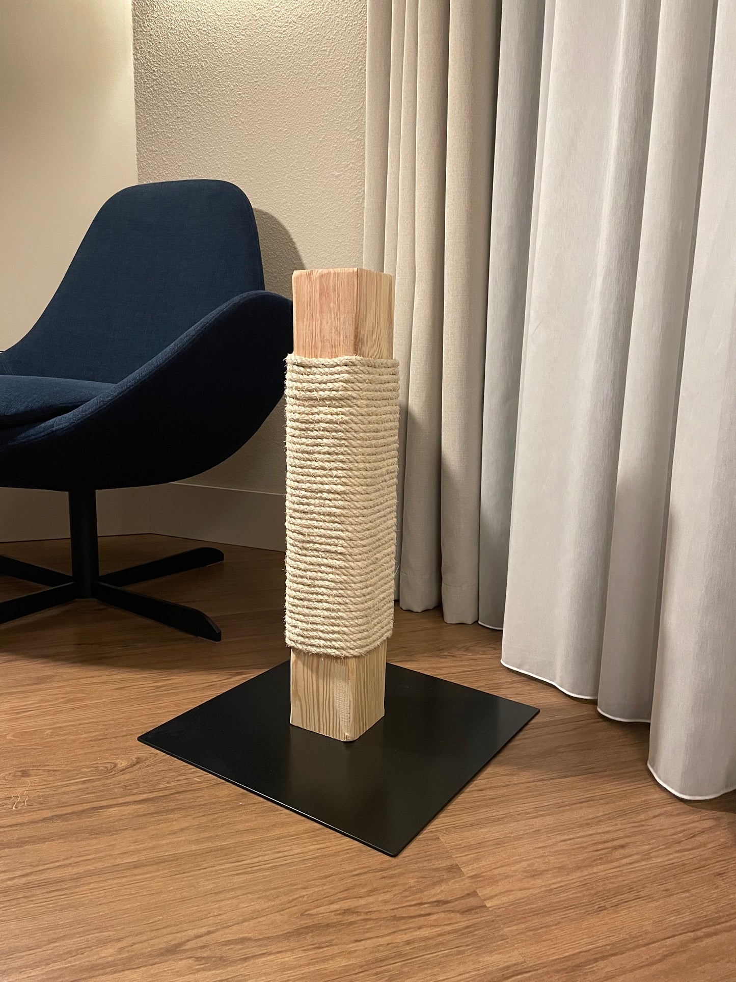 katzbaum manufaktur baden-baden, www.katzbaum-manufaktur.de, Handgefertigter Kratzstamm aus Naturholz – ein einzigartiges Unikat für Ihre Katze, perfekt zum Kratzen und Klettern. Katzbaum Manufaktur Baden-Baden. www.katzbaum-manufaktur.de, Naturkratzbaum, massiv, handarbeit, Unikat, Kratzstamm, Kratzbaum, Naturholz, Katzenhängematte, Katzenhöhle, Liegemulde, Katze, katzbaum manufaktur, www.katzbaum-manufaktur.de