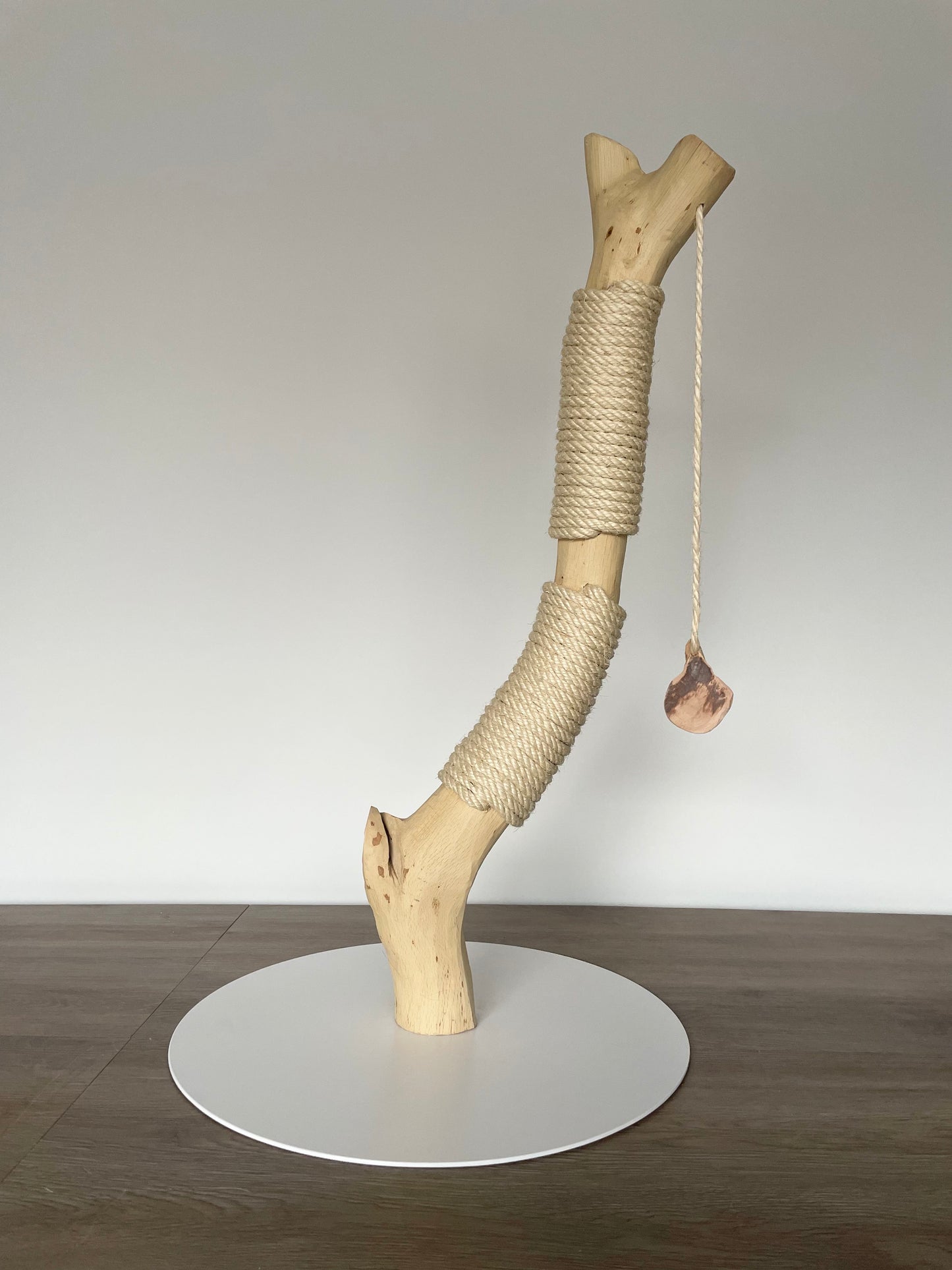 katzbaum manufaktur, www.katzbaum-manufaktur.de, Handgefertigter Kratzstamm aus Naturholz – ein einzigartiges Unikat für Ihre Katze, perfekt zum Kratzen und Klettern. Katzbaum Manufaktur Baden-Baden. www.katzbaum-manufaktur.de, Naturkratzbaum, massiv, handarbeit, Unikat, Kratzstamm, Kratzbaum, Naturholz, Katzenhängematte, Katzenhöhle, Liegemulde, Katze, katzbaum manufaktur, www.katzbaum-manufaktur.de