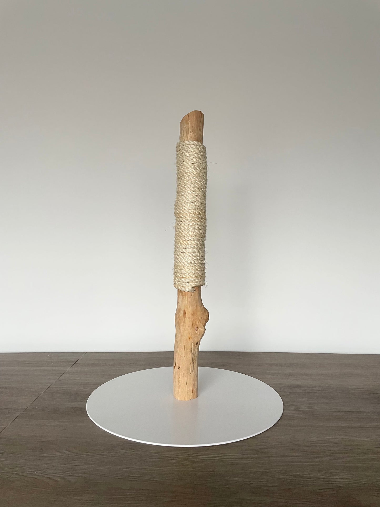 katzbaum manufaktur, www.katzbaum-manufaktur.de, Handgefertigter Kratzstamm aus Naturholz – ein einzigartiges Unikat für Ihre Katze, perfekt zum Kratzen und Klettern. Katzbaum Manufaktur Baden-Baden. www.katzbaum-manufaktur.de, Naturkratzbaum, massiv, handarbeit, Unikat, Kratzstamm, Kratzbaum, Naturholz, Katzenhängematte, Katzenhöhle, Liegemulde, Katze, katzbaum manufaktur, www.katzbaum-manufaktur.de