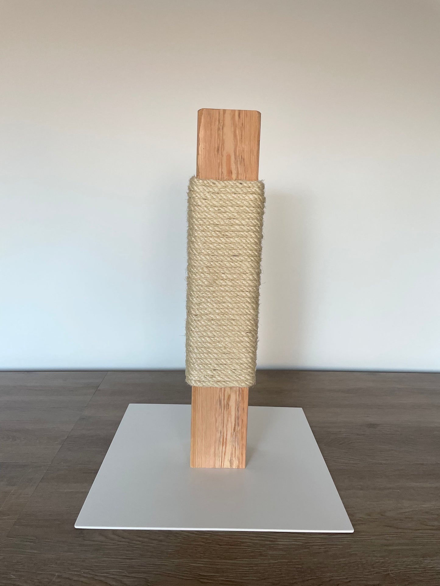 katzbaum manufaktur, www.katzbaum-manufaktur.de, Handgefertigter Kratzstamm aus Naturholz – ein einzigartiges Unikat für Ihre Katze, perfekt zum Kratzen und Klettern. Katzbaum Manufaktur Baden-Baden. www.katzbaum-manufaktur.de, Naturkratzbaum, massiv, handarbeit, Unikat, Kratzstamm, Kratzbaum, Naturholz, Katzenhängematte, Katzenhöhle, Liegemulde, Katze, katzbaum manufaktur, www.katzbaum-manufaktur.de