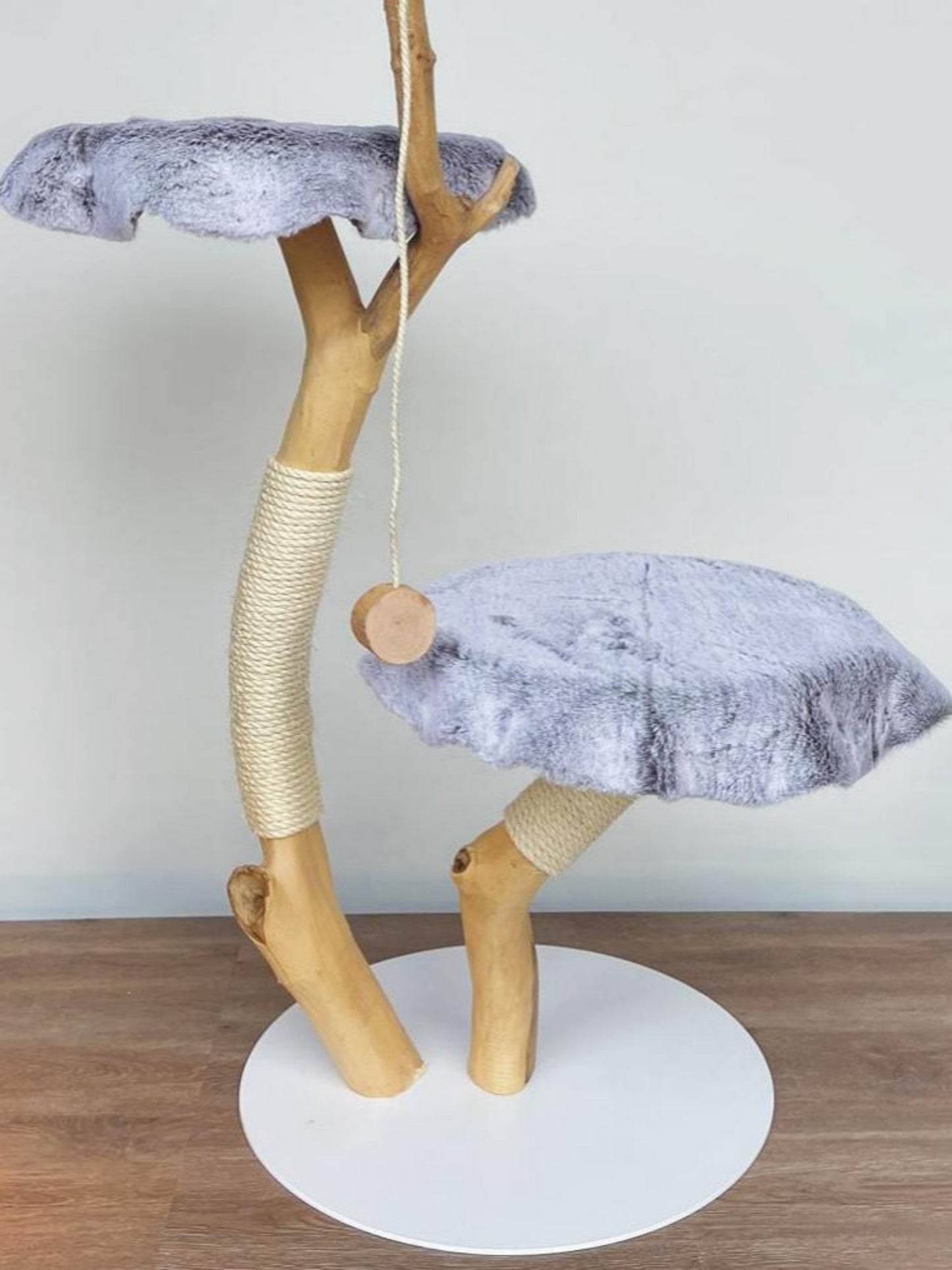 katzbaum manufaktur baden-baden, www.katzbaum-manufaktur.de, Handgefertigter Kratzstamm aus Naturholz – ein einzigartiges Unikat für Ihre Katze, perfekt zum Kratzen und Klettern. Katzbaum Manufaktur Baden-Baden. www.katzbaum-manufaktur.de, Naturkratzbaum, massiv, handarbeit, Unikat, Kratzstamm, Kratzbaum, Naturholz, Katzenhängematte, Katzenhöhle, Liegemulde, Katze, katzbaum manufaktur, www.katzbaum-manufaktur.de