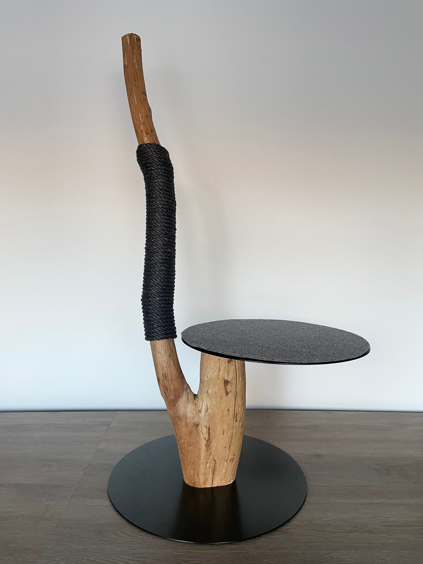 katzbaum manufaktur, www.katzbaum-manufaktur.de, Handgefertigter Kratzstamm aus Naturholz – ein einzigartiges Unikat für Ihre Katze, perfekt zum Kratzen und Klettern. Katzbaum Manufaktur Baden-Baden. www.katzbaum-manufaktur.de, Naturkratzbaum, massiv, handarbeit, Unikat, Kratzstamm, Kratzbaum, Naturholz, Katzenhängematte, Katzenhöhle, Liegemulde, Katze, katzbaum manufaktur, www.katzbaum-manufaktur.de