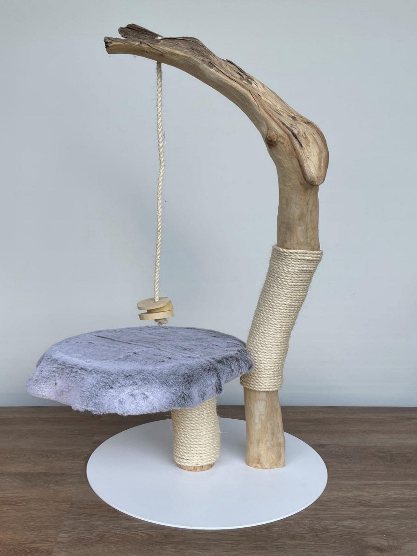 katzbaum manufaktur baden-baden, www.katzbaum-manufaktur.de, Handgefertigter Kratzstamm aus Naturholz – ein einzigartiges Unikat für Ihre Katze, perfekt zum Kratzen und Klettern. Katzbaum Manufaktur Baden-Baden. www.katzbaum-manufaktur.de, Naturkratzbaum, massiv, handarbeit, Unikat, Kratzstamm, Kratzbaum, Naturholz, Katzenhängematte, Katzenhöhle, Liegemulde, Katze, katzbaum manufaktur, www.katzbaum-manufaktur.de