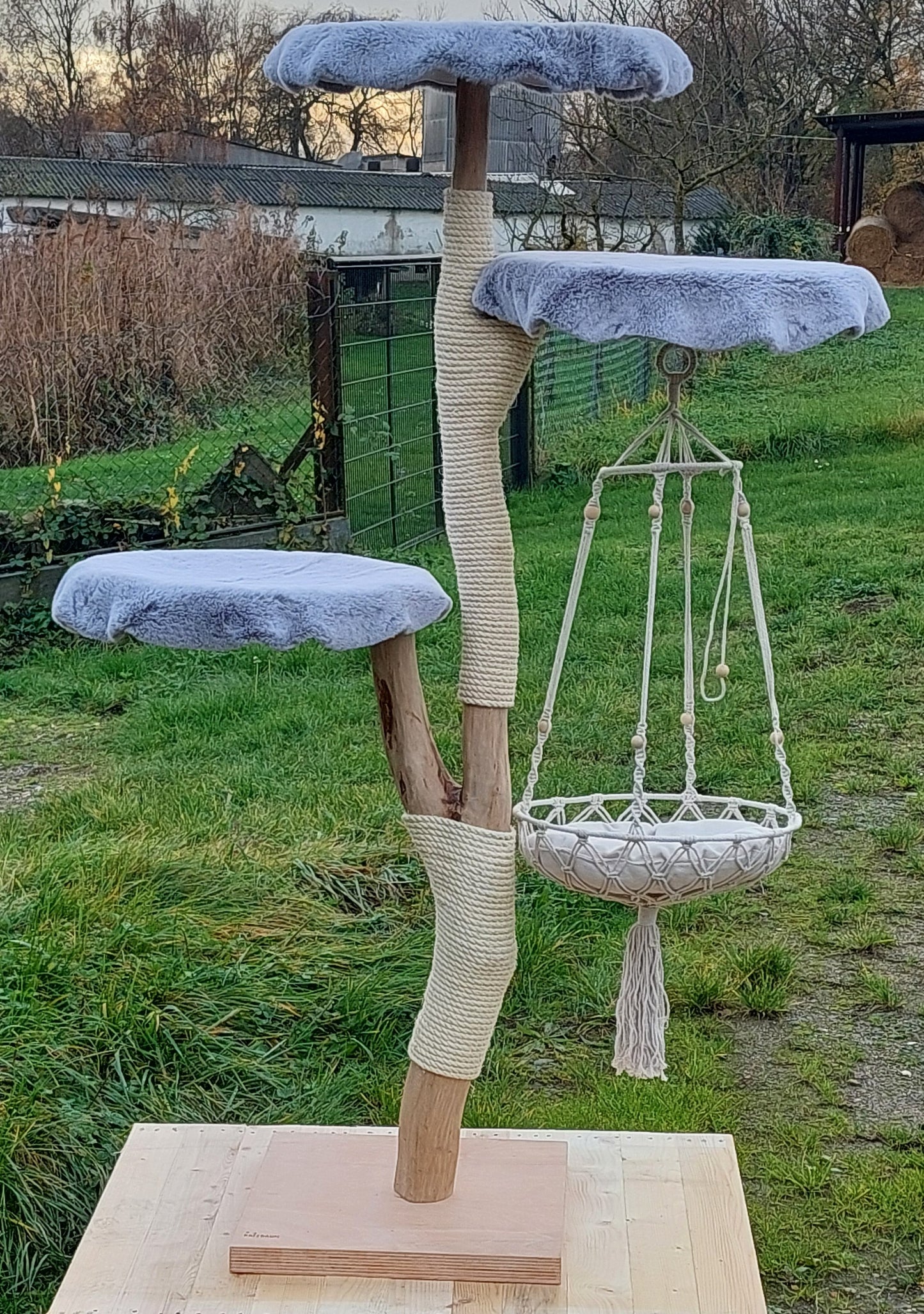 Katzbaum Manufaktur Baden-Baden. www.katzbaum-manufaktur.de, Naturkratzbaum, massiv, handarbeit, Unikat, Kratzbaum Naturholz